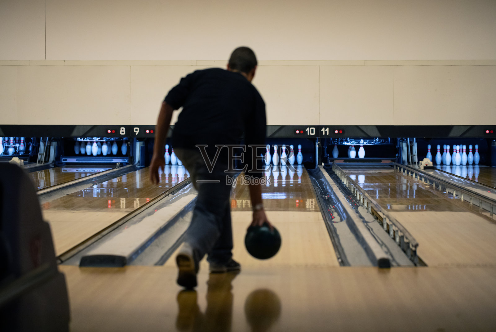 成年男子保龄球后视图照片摄影图片
