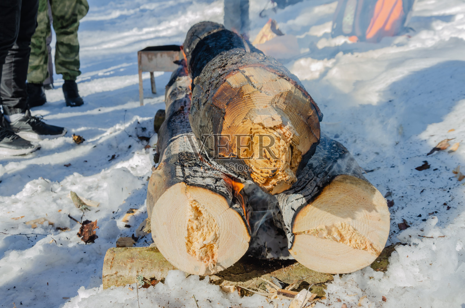 用野木烧制的阴燃的火照片摄影图片