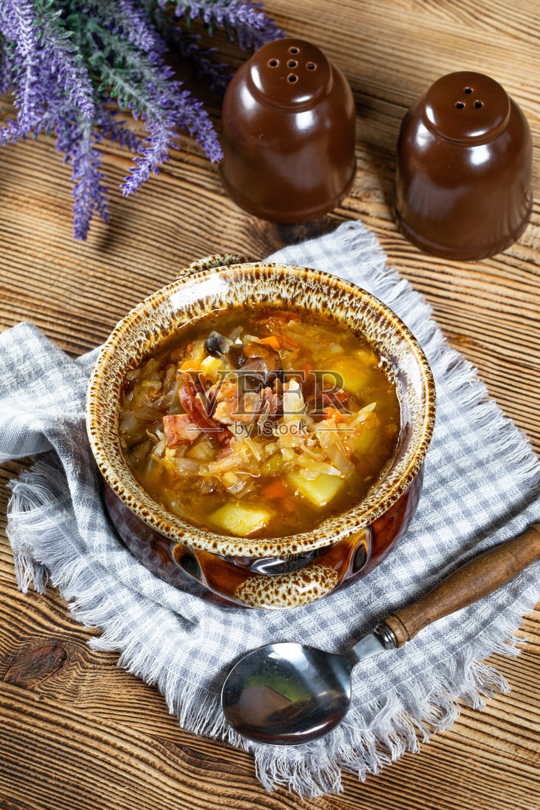 传统的俄罗斯酸卷心菜汤照片摄影图片