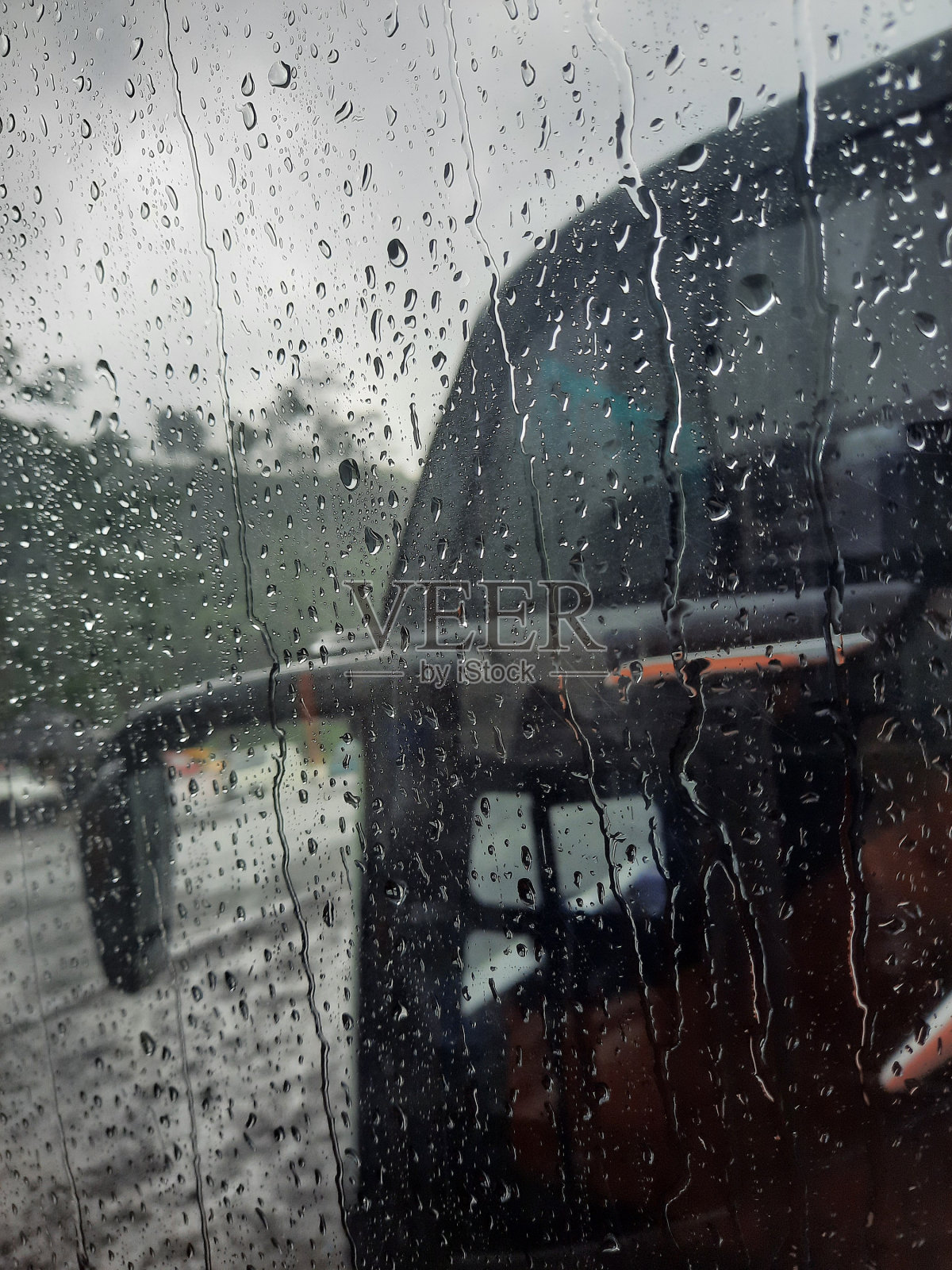 下雨天乘公共汽车照片摄影图片