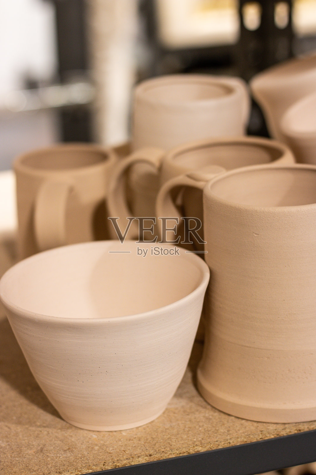 架子上各种各样的无釉锅照片摄影图片