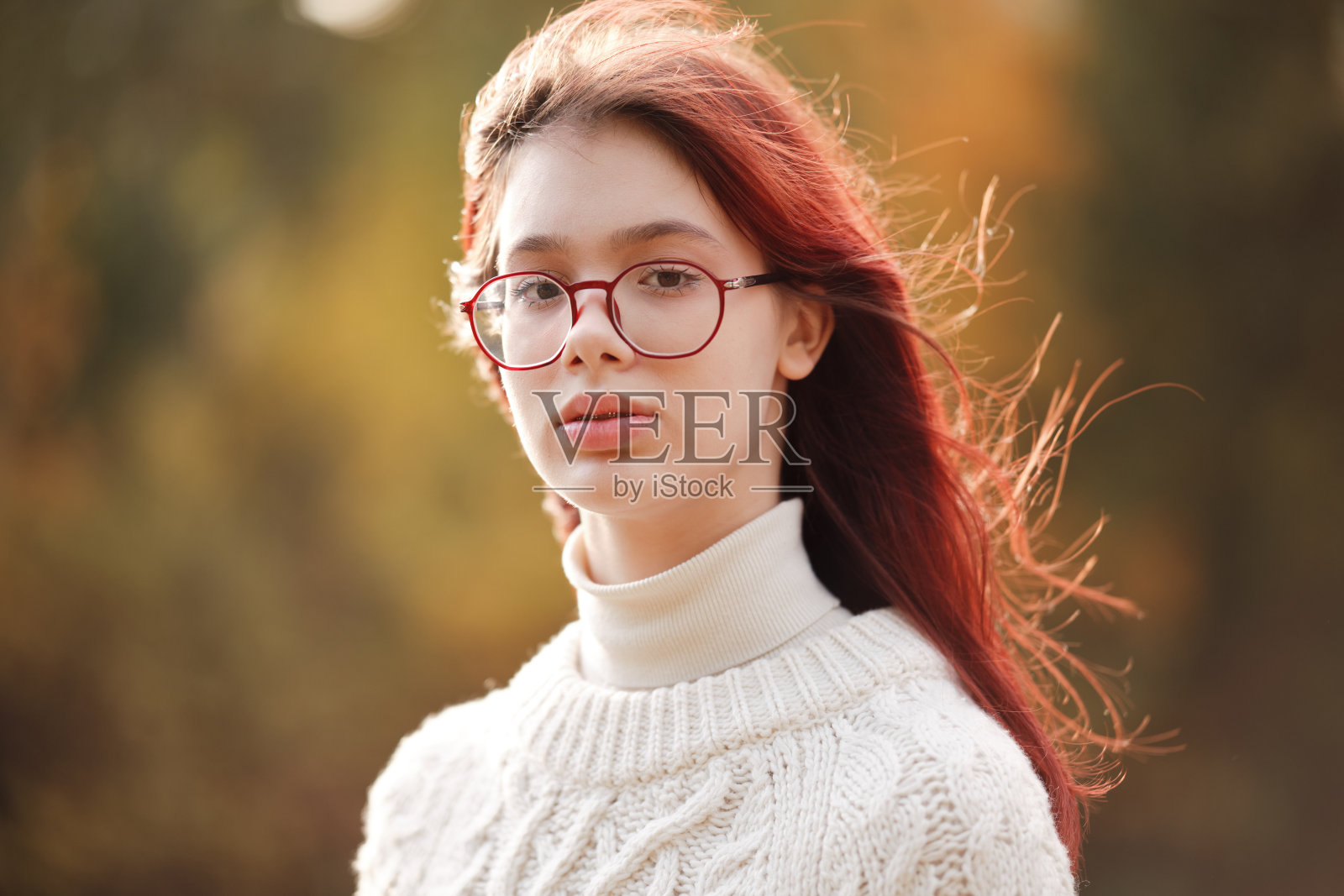 美丽的少女，头发随风飘动。秋天的颜色。照片摄影图片