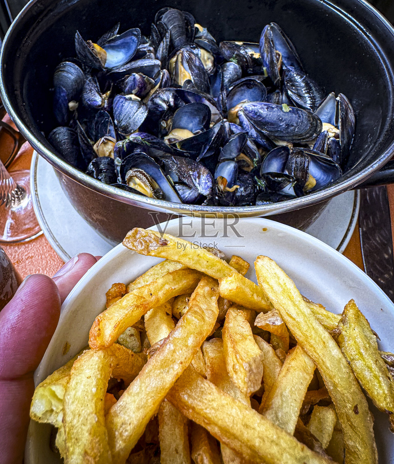 法式贻贝和薯条照片摄影图片