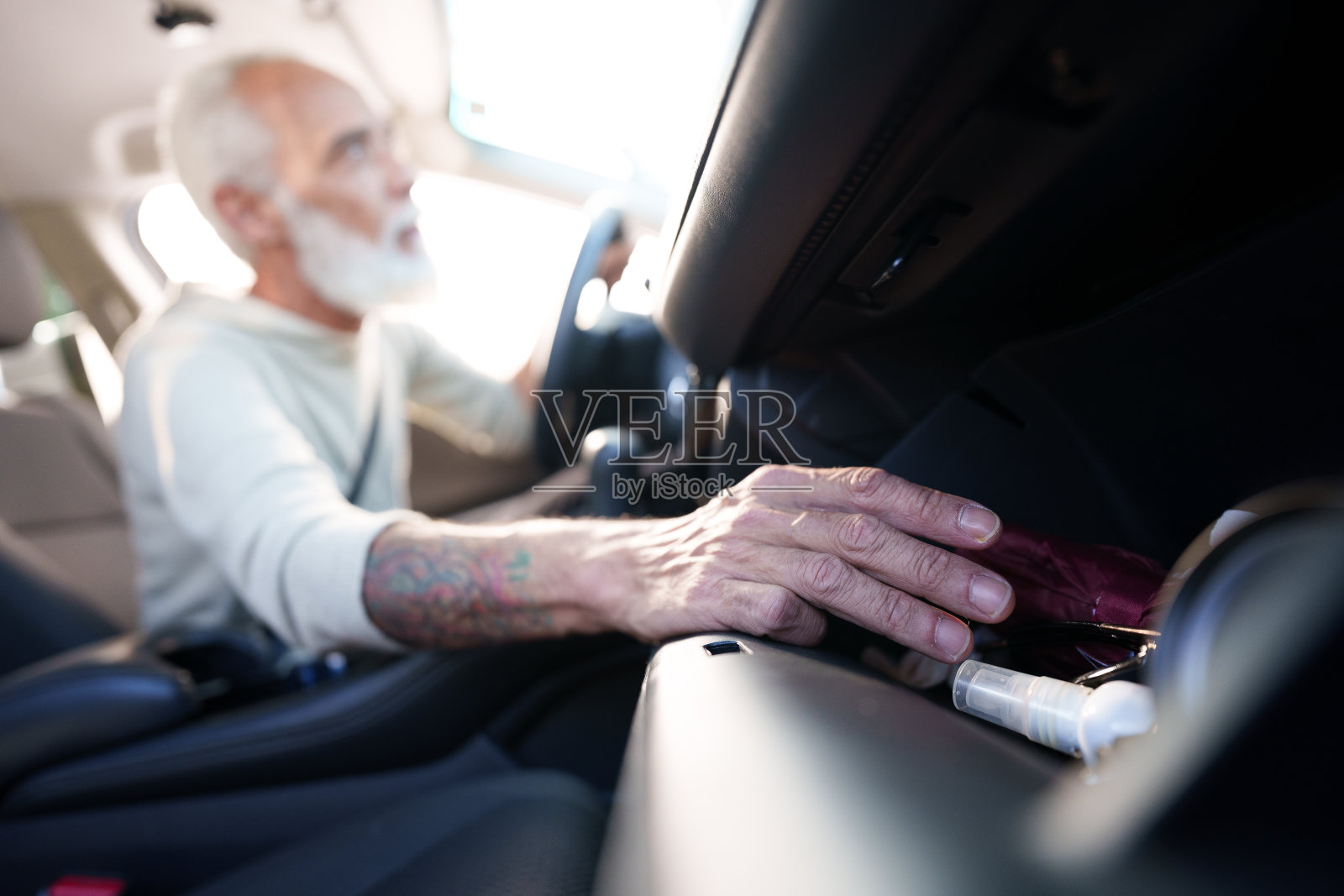 有人伸手去拿杂物箱里的东西照片摄影图片