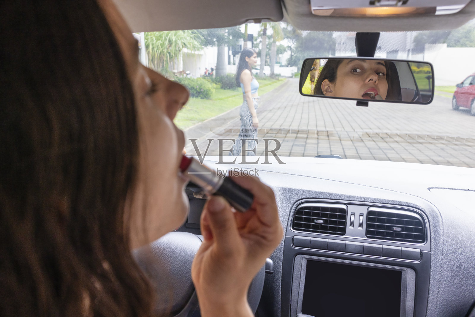 女人开车时在车上化妆照片摄影图片