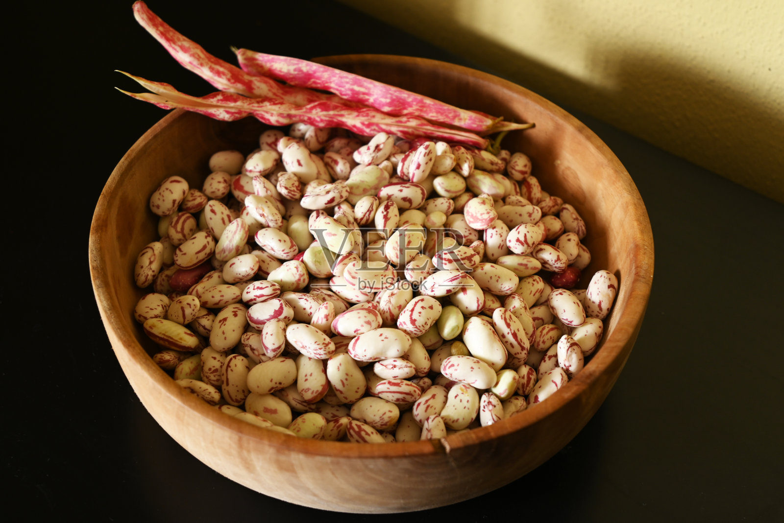 把芸豆放在碗里照片摄影图片