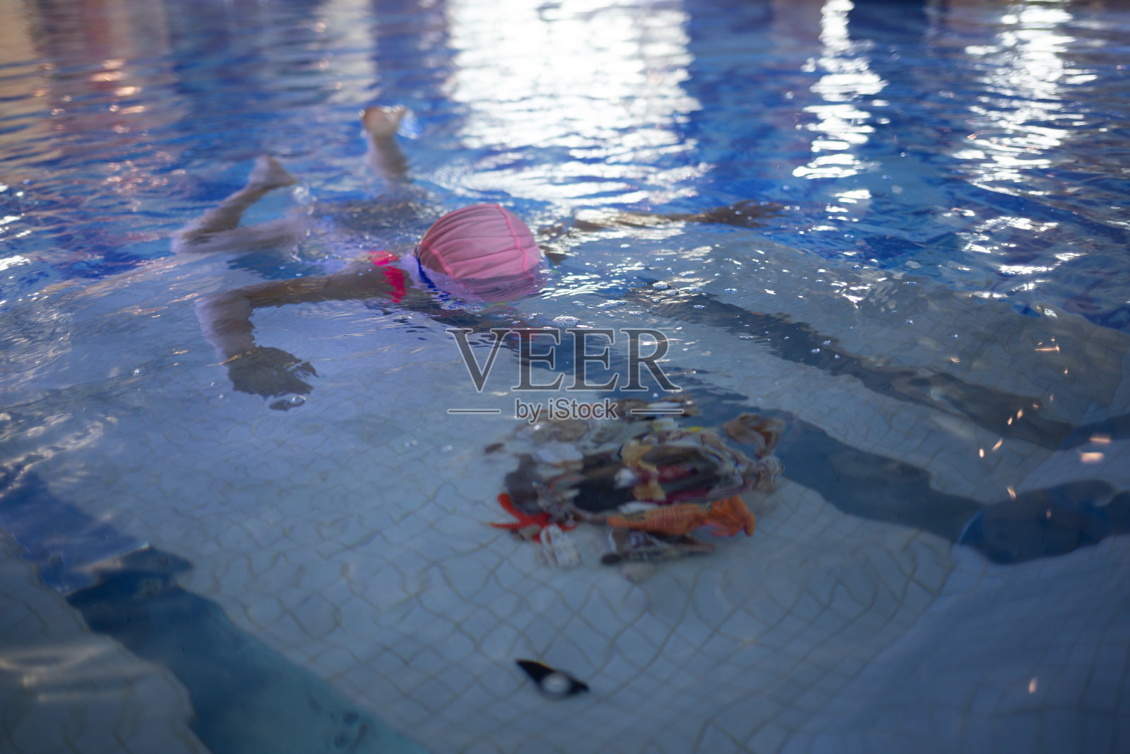 可爱的小女孩在泳池里练习照片摄影图片