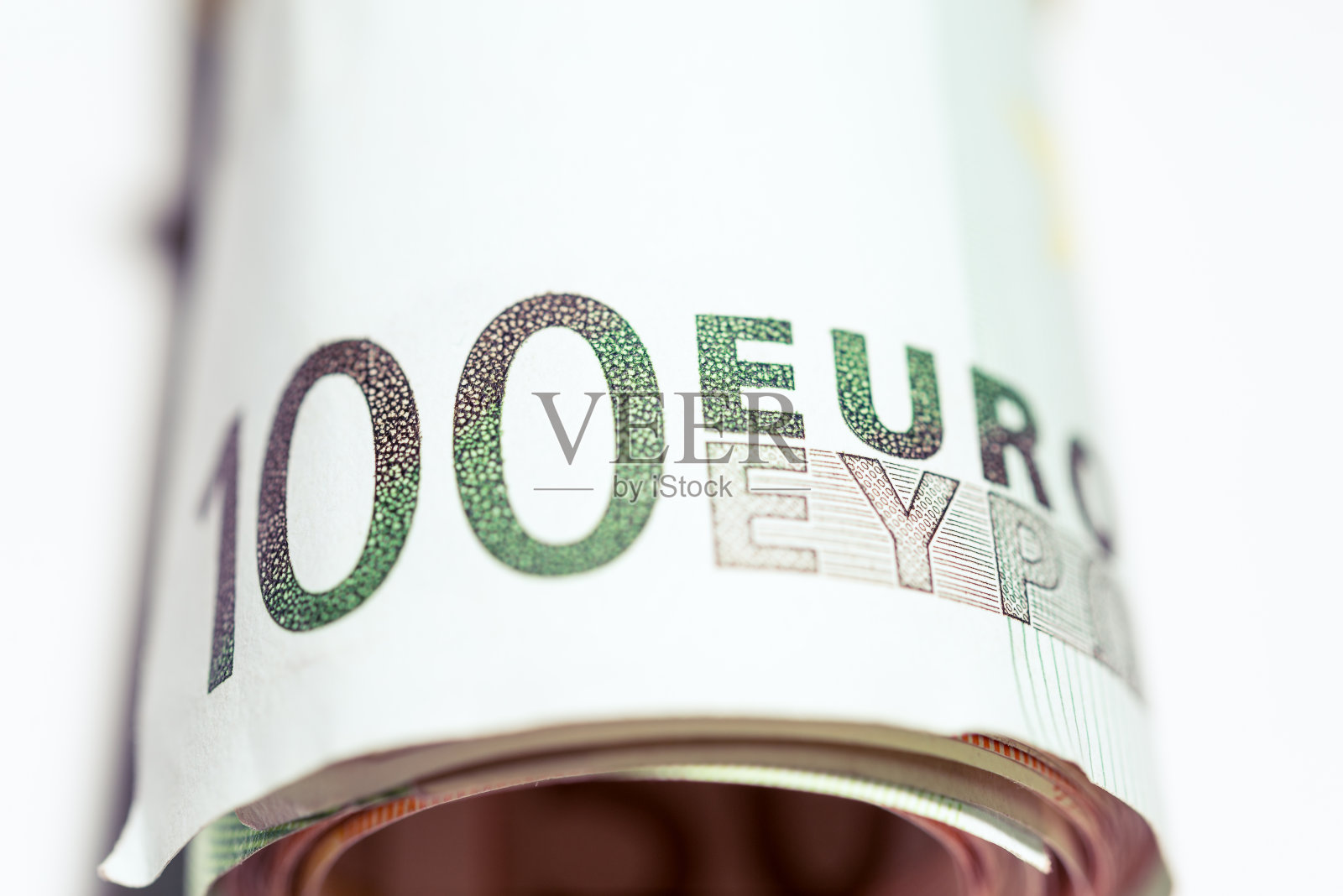 100欧元和50欧元的钞票卷在一起照片摄影图片