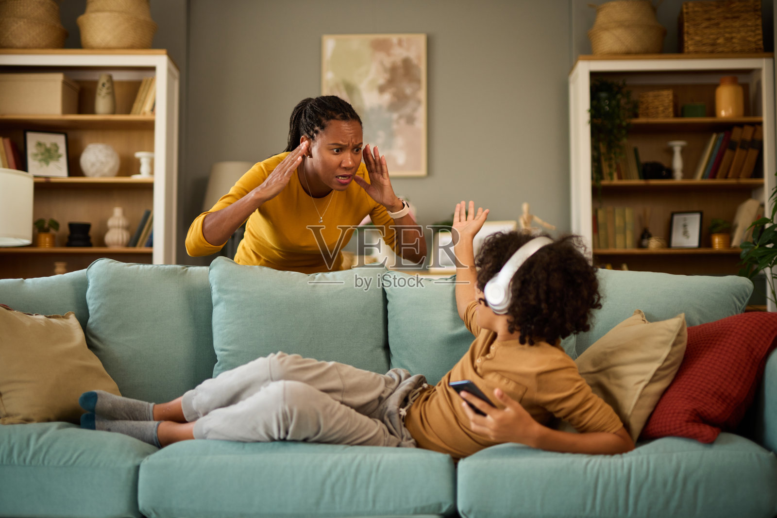 家庭问题——青少年手机成瘾照片摄影图片