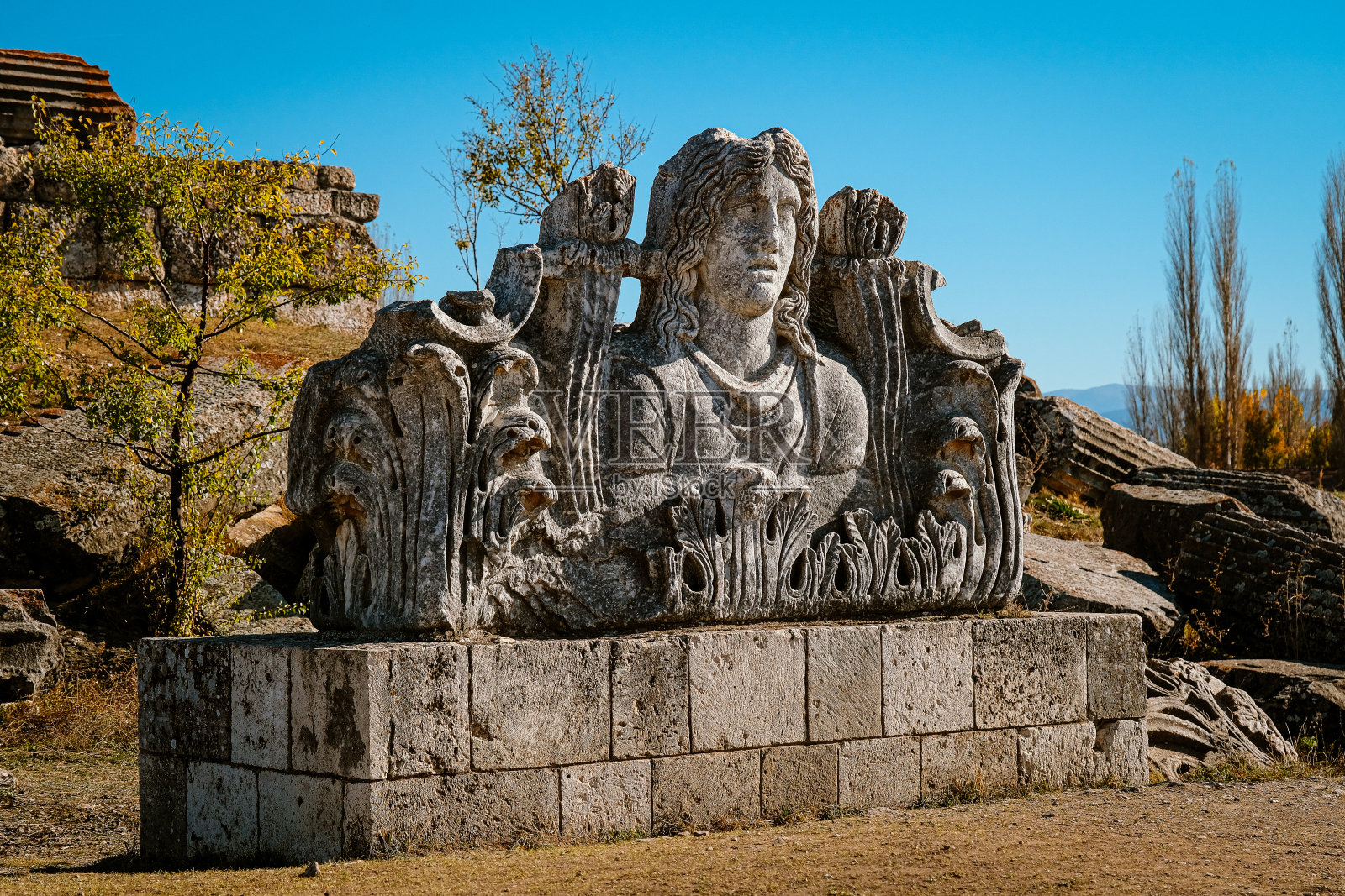 在艾扎诺伊古城宙斯神庙前的古希腊神像照片摄影图片
