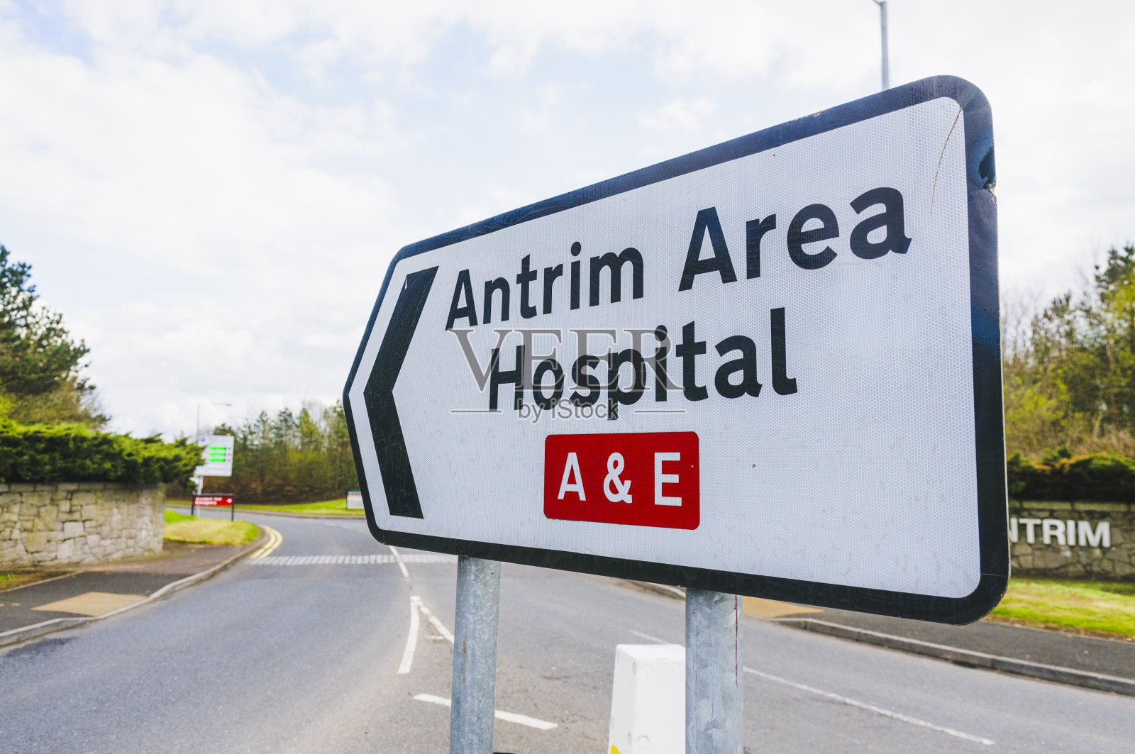 英国北爱尔兰安特里姆地区医院入口处的标志照片摄影图片