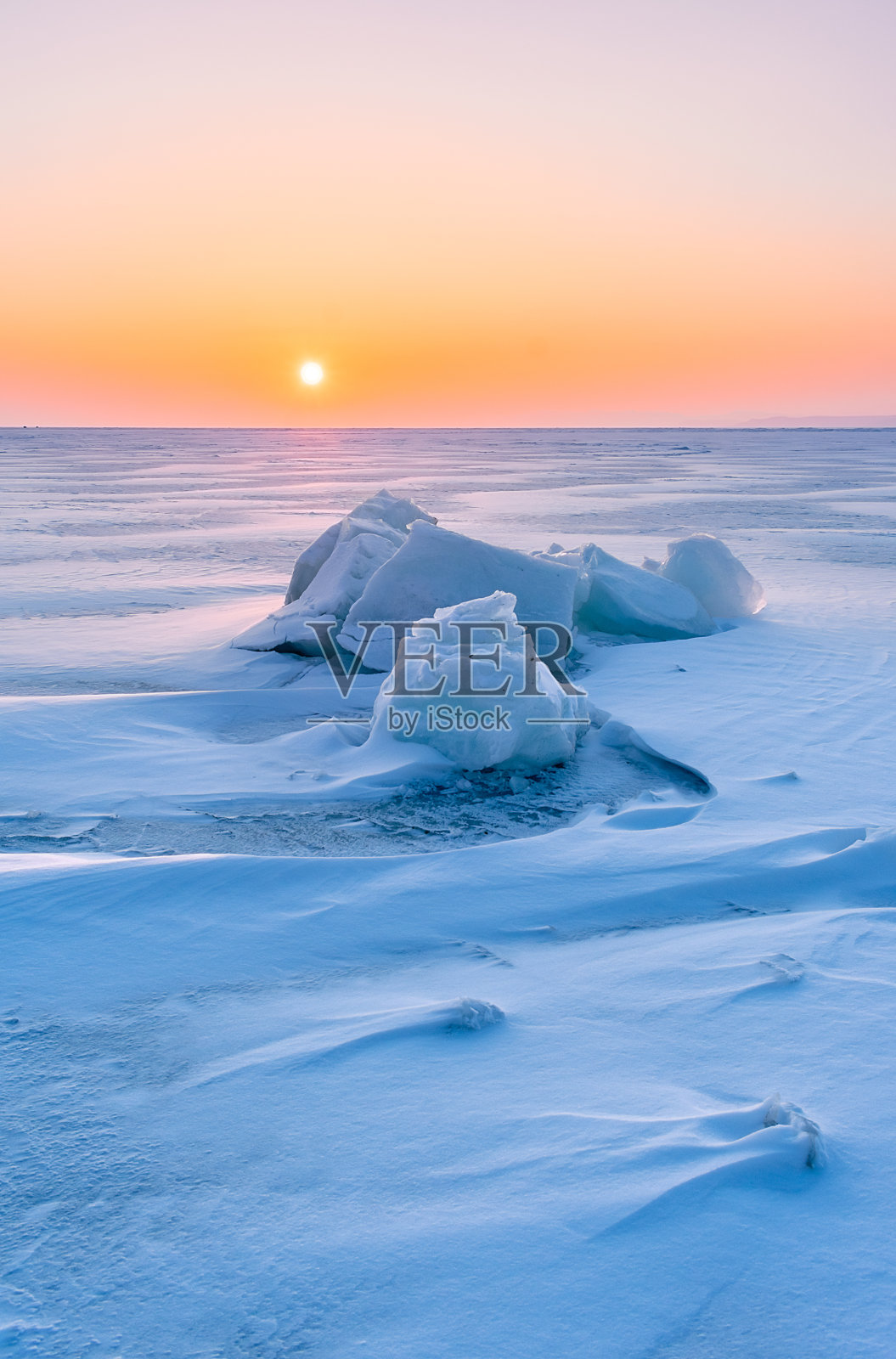 冰雪覆盖的冰冻海洋表面的冰块。照片摄影图片