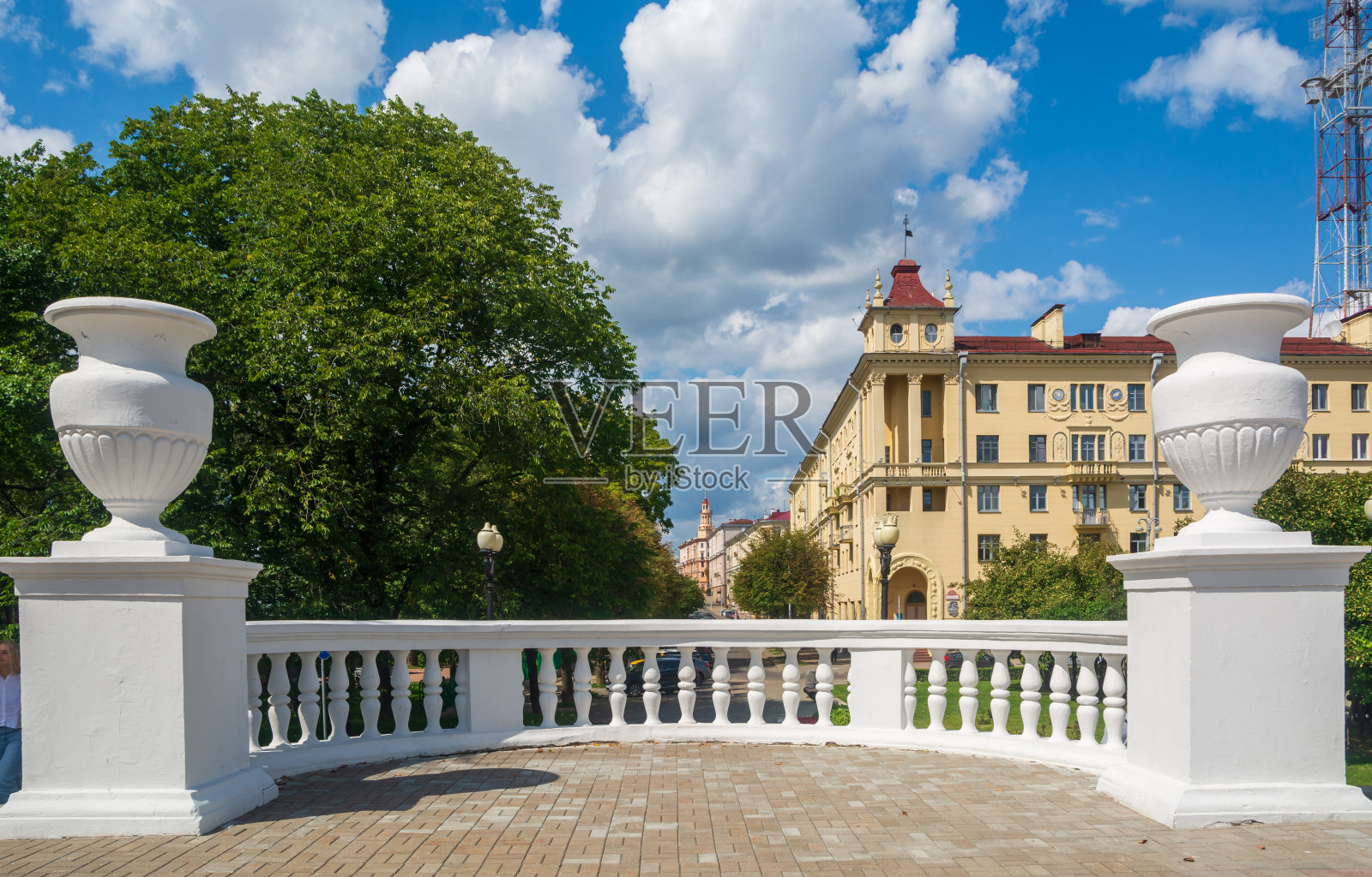 栏杆上有白色的花瓶。照片摄影图片