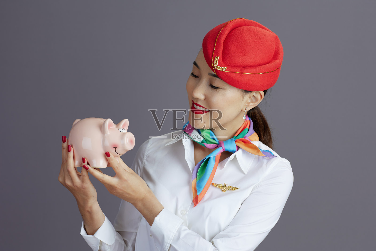 灰色背景下微笑优雅的亚洲空姐照片摄影图片