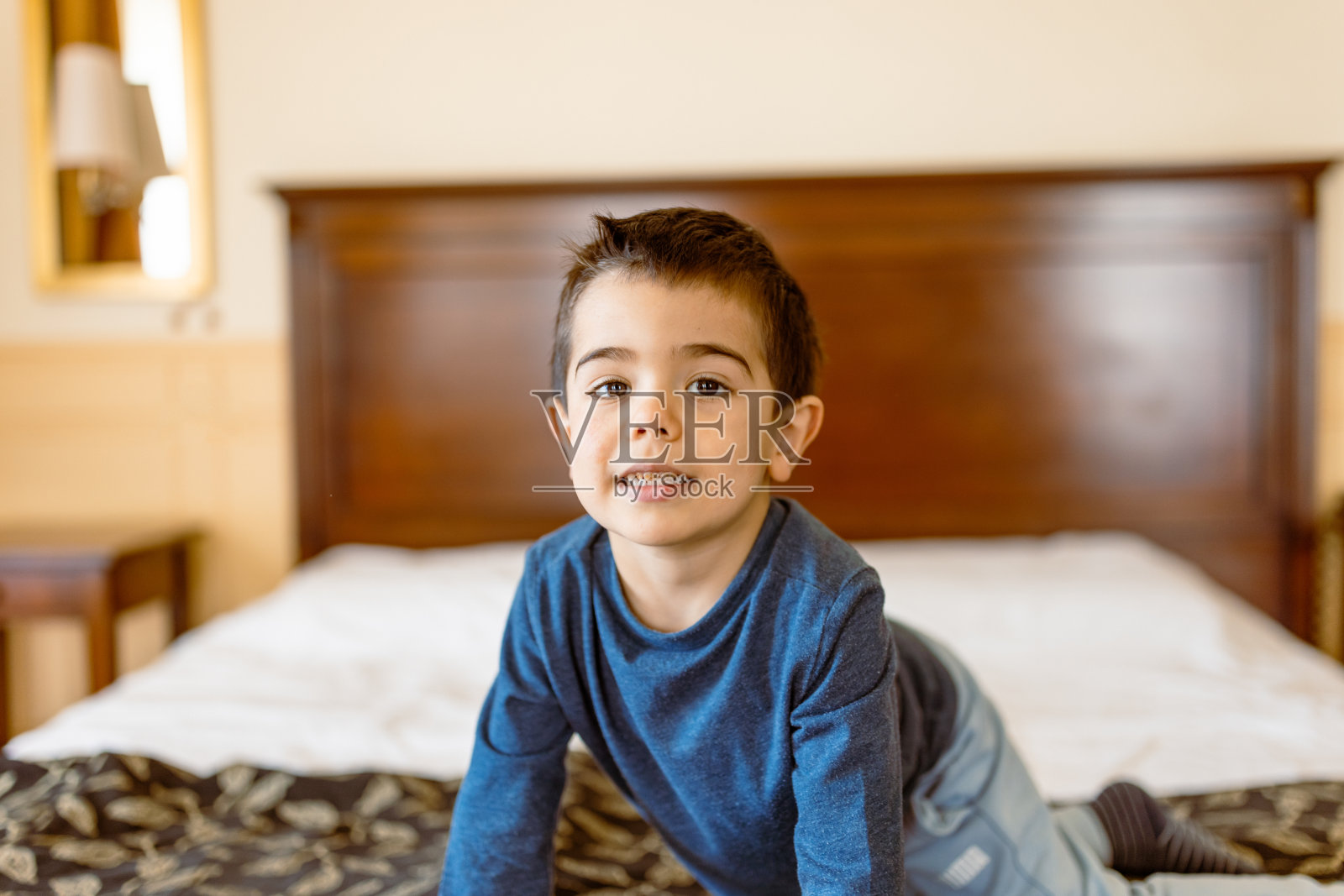 可爱的小男孩照片摄影图片