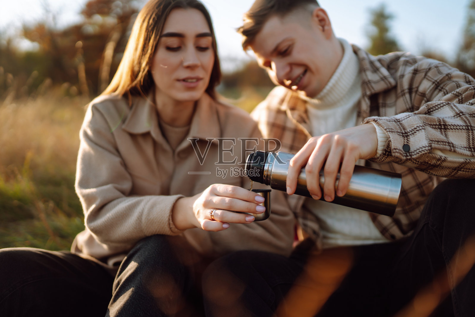 一个年轻的男人和女人在秋天的森林里共度时光。照片摄影图片