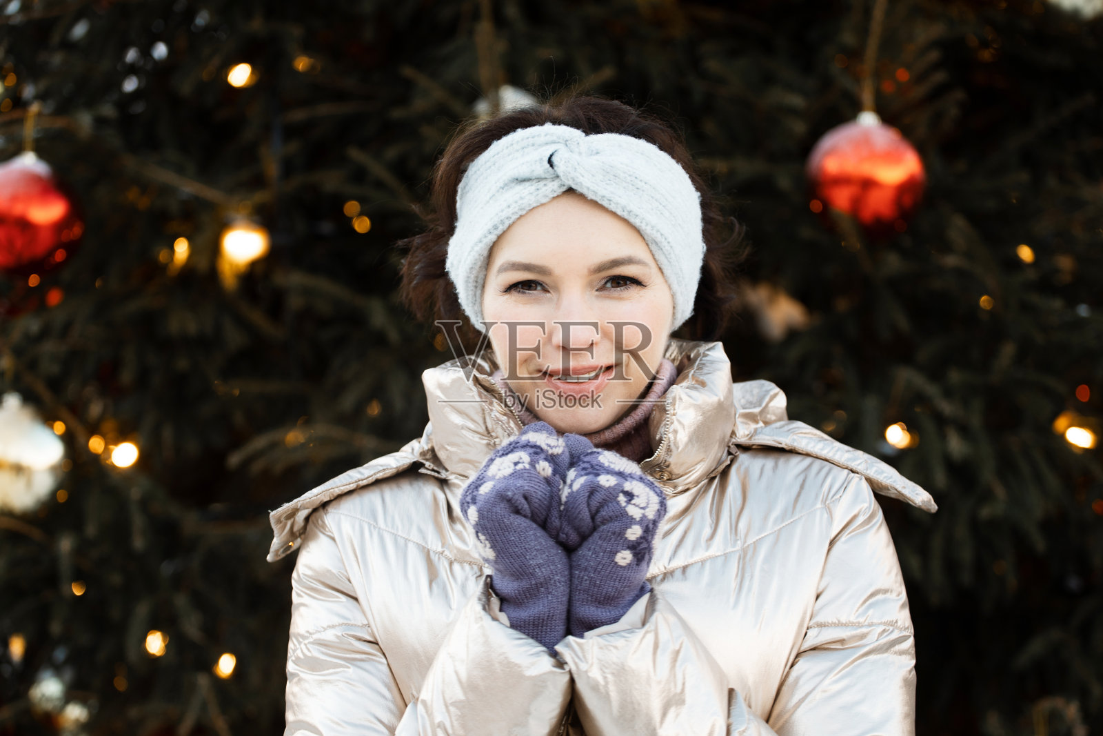 冬日里一个穿着皮大衣的年轻女子的肖像照片摄影图片