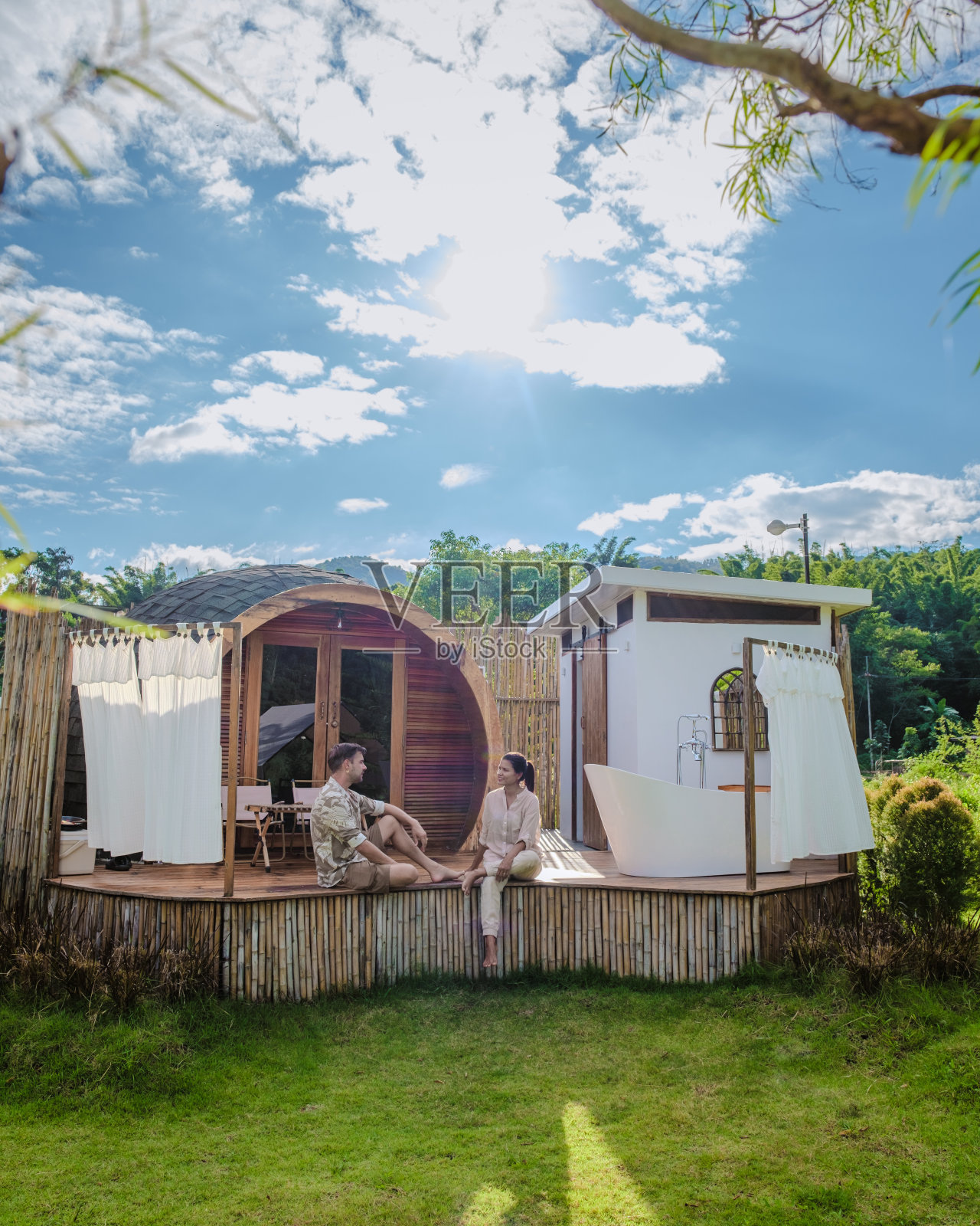 一对男女坐在浴缸里眺望泰国北部的群山照片摄影图片