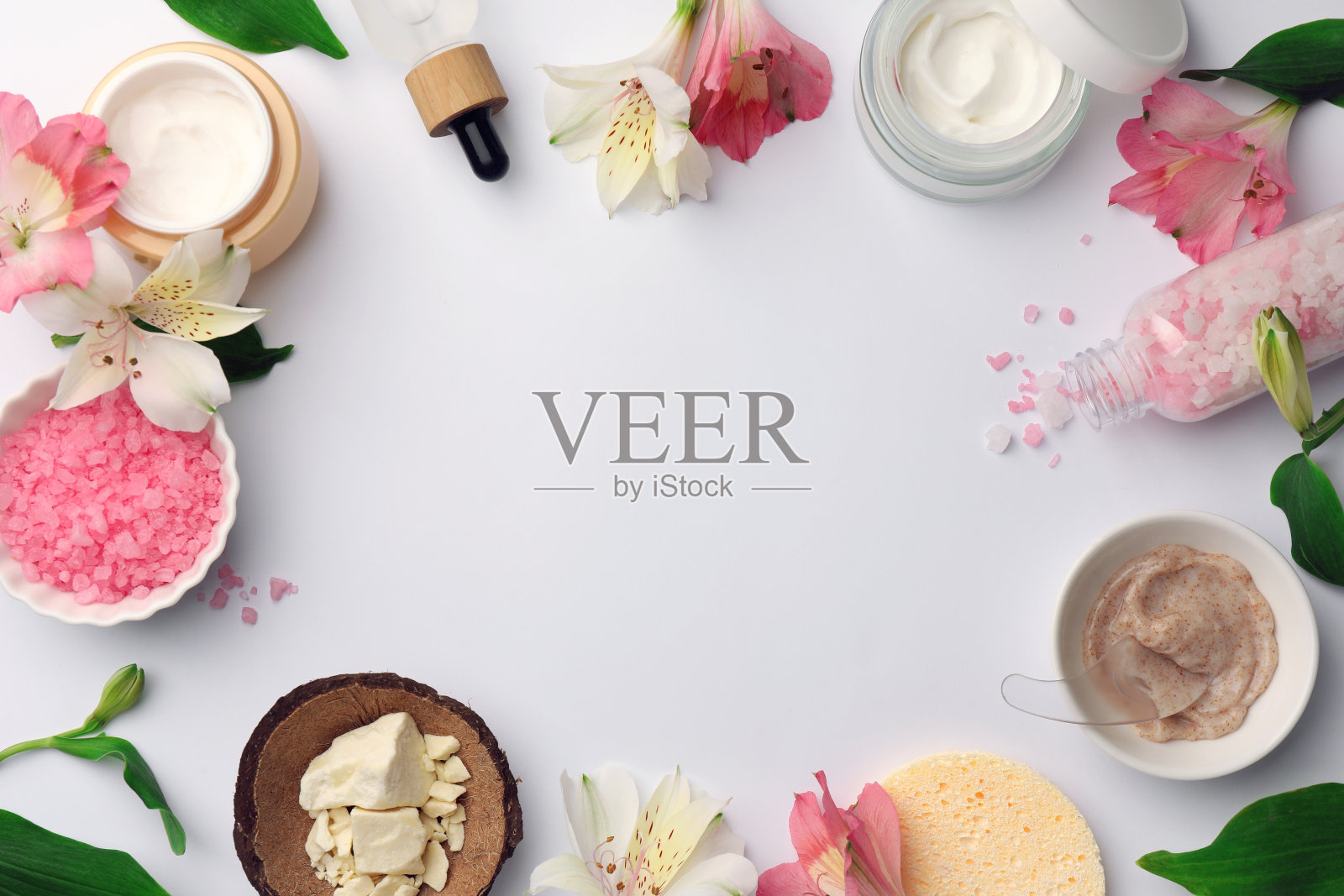 在白色的桌子上，用不同的化妆品制成的框架，平面放置，留出文字空间。水疗中心组成照片摄影图片