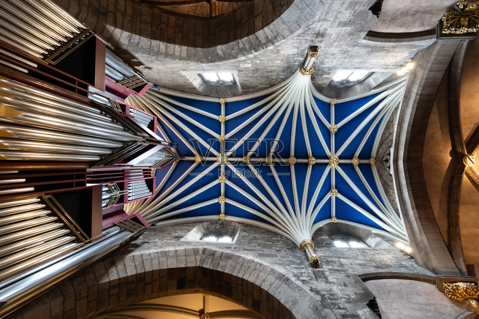 苏格兰爱丁堡圣吉尔斯大教堂的天花板和管风琴照片摄影图片