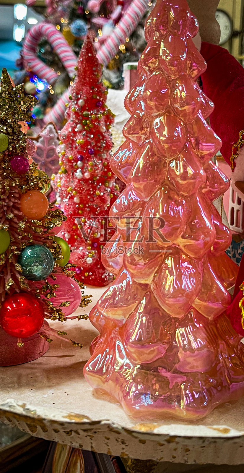 零售商店里各式各样的圣诞装饰照片摄影图片