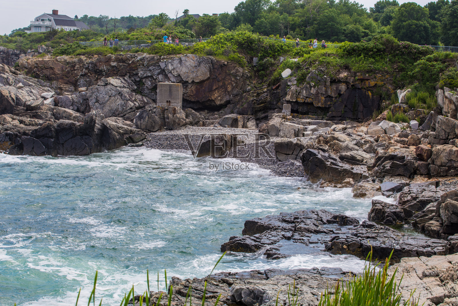 俯瞰海滩的美丽悬崖。照片摄影图片