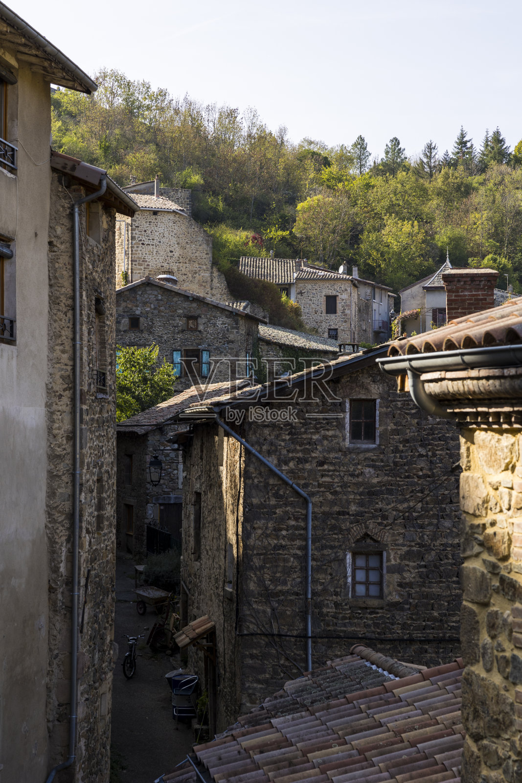 中世纪的马尔勒瓦尔村，坐落在岩石环绕的皮拉特地区自然公园里照片摄影图片