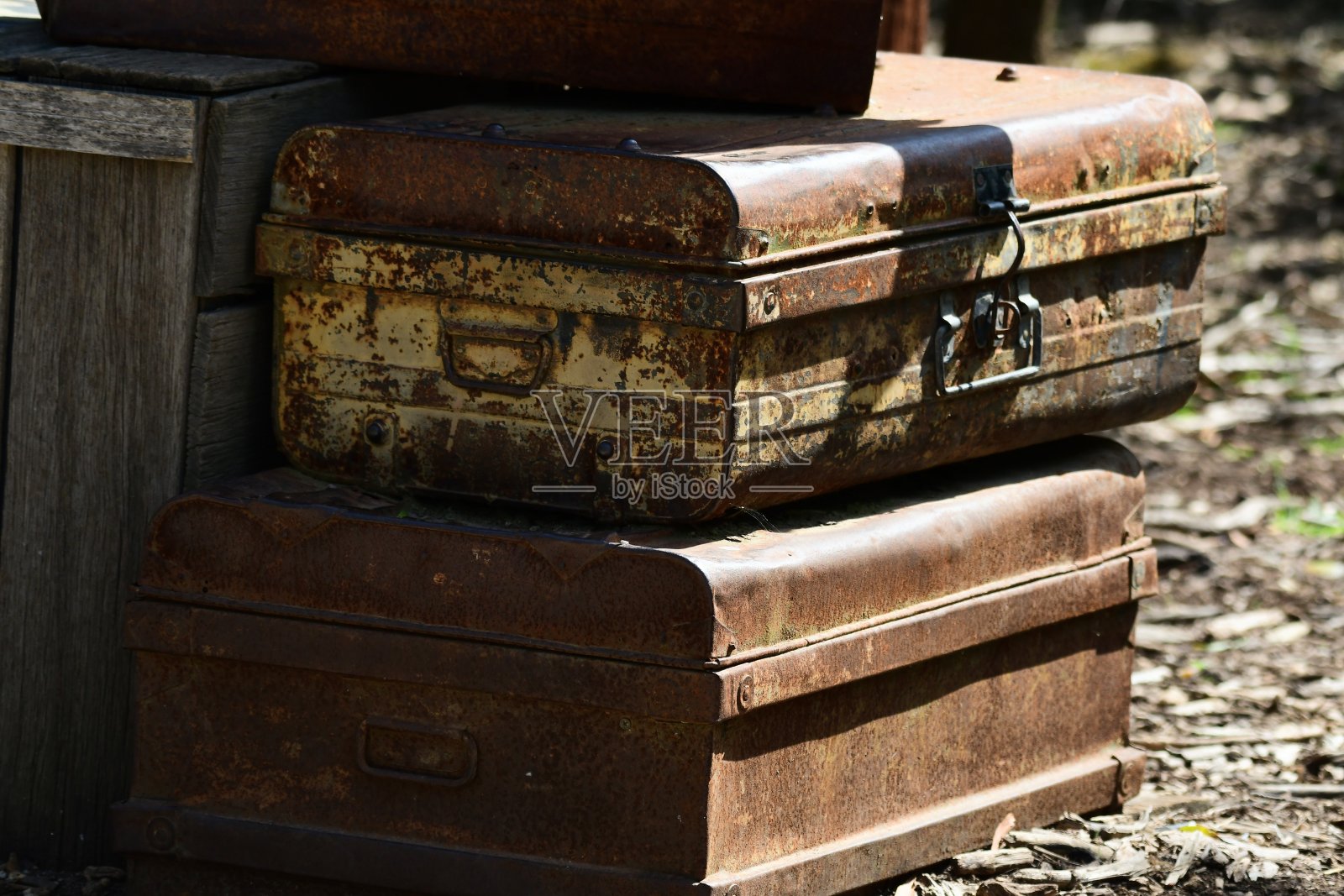 老式锡皮箱照片摄影图片