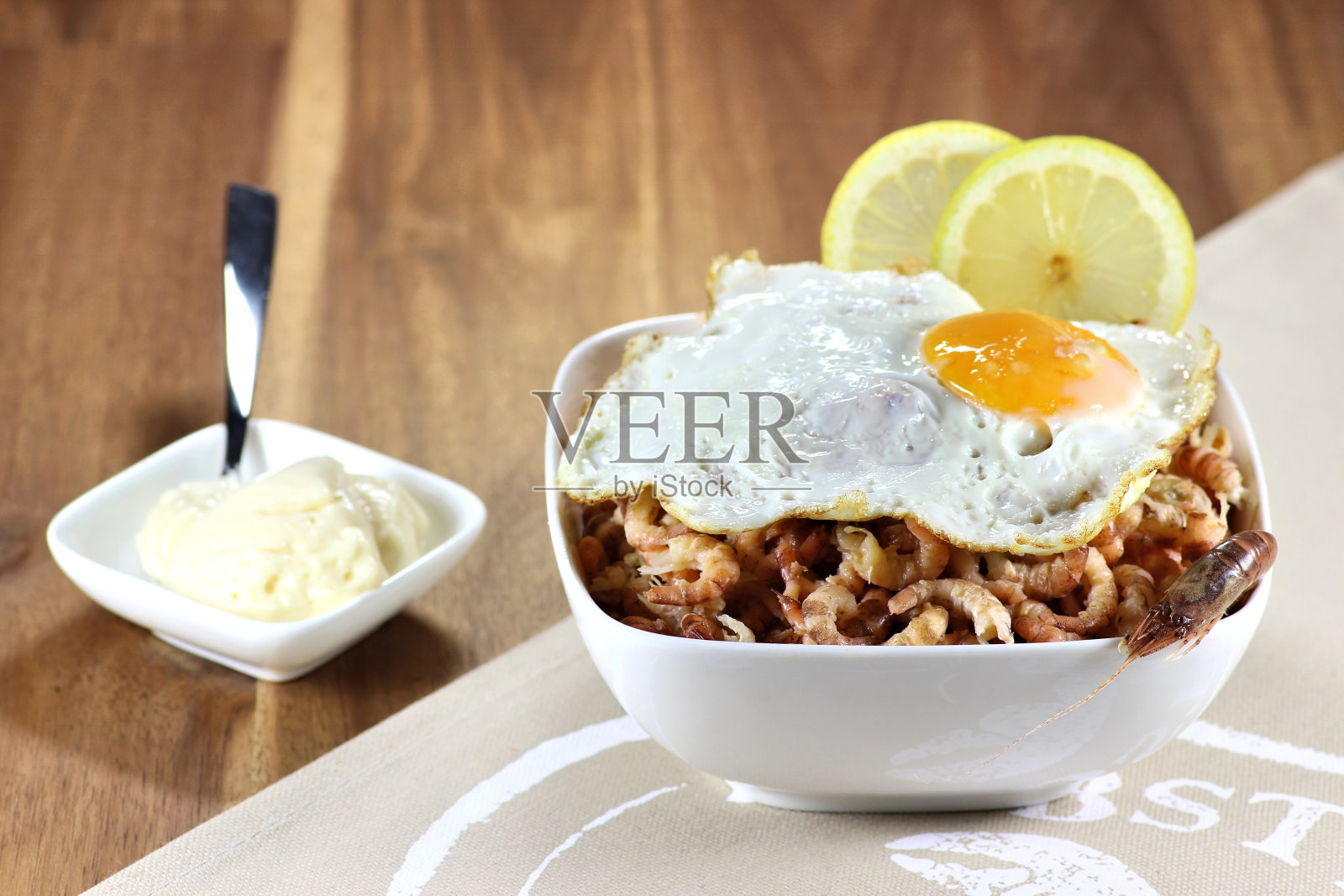 去皮的棕色虾放在陶瓷碗里照片摄影图片