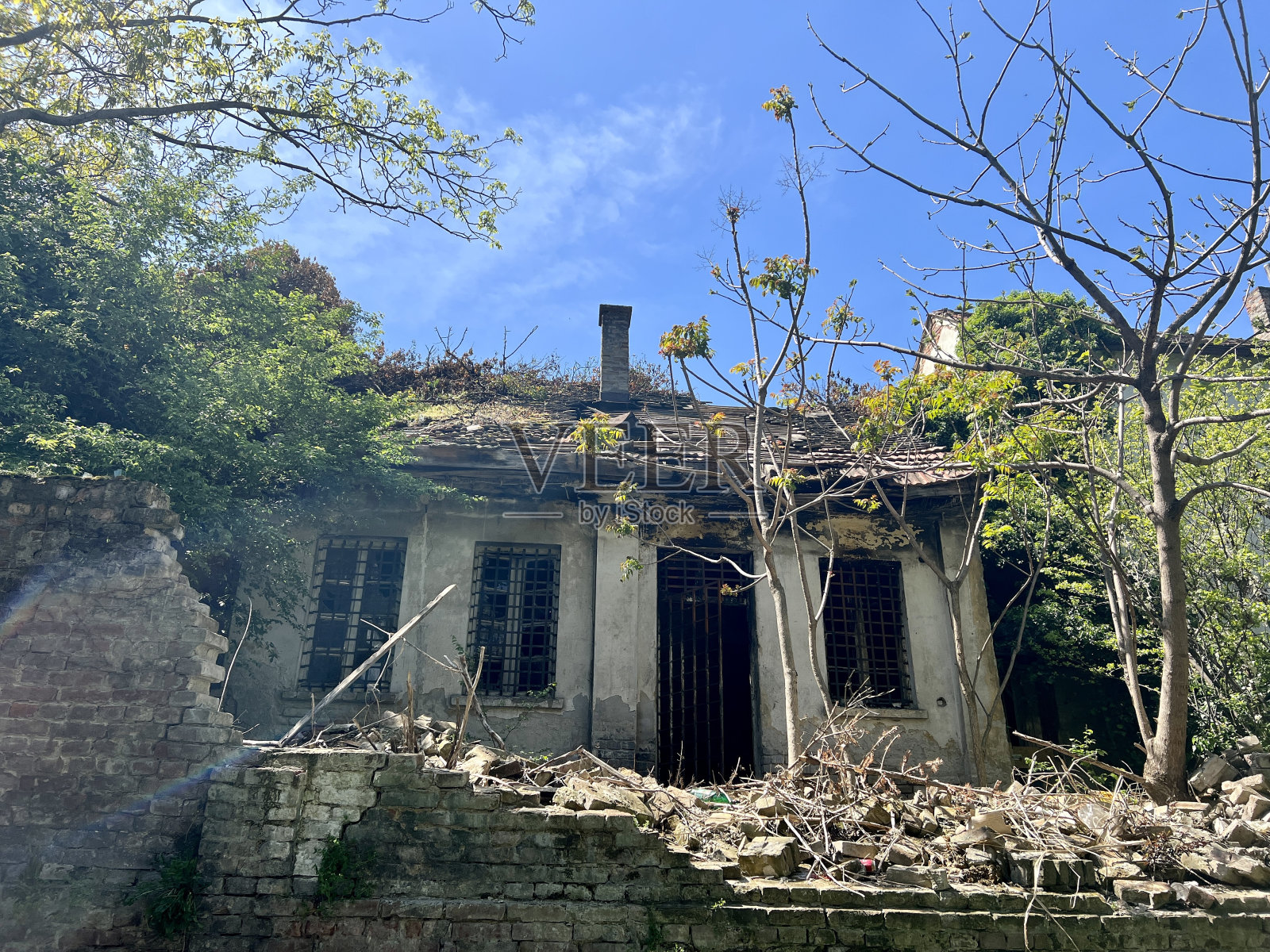 塞尔维亚贝尔格莱德的废弃建筑照片摄影图片