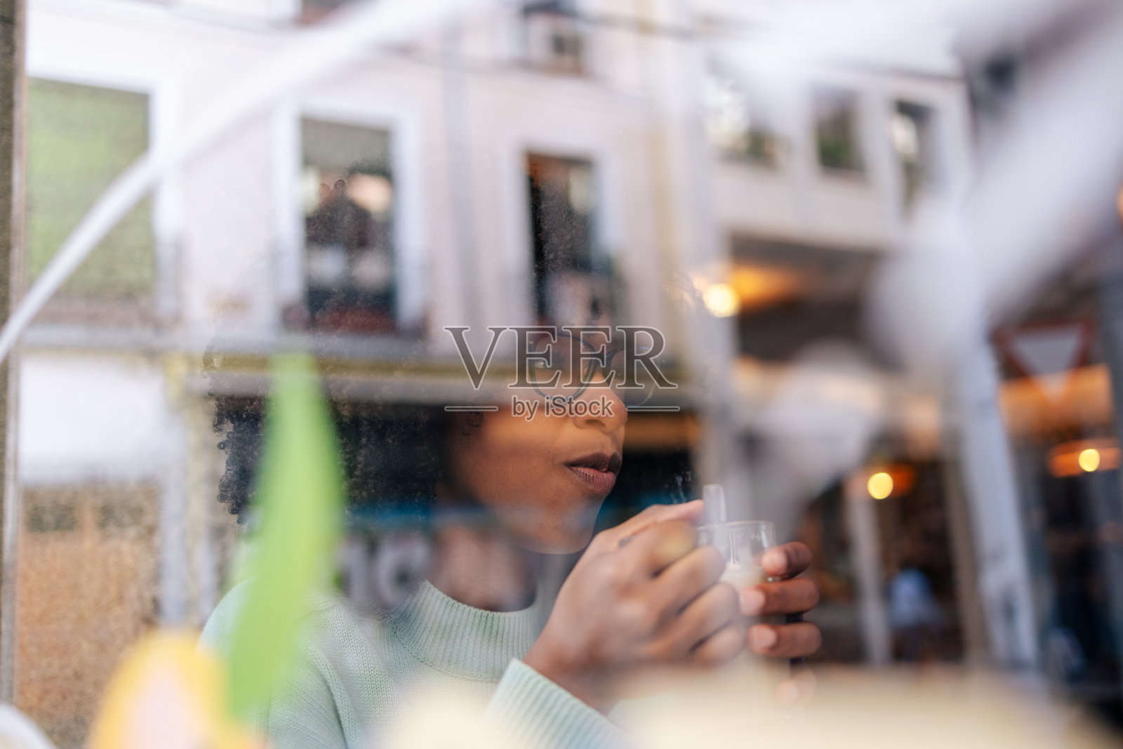 在自助餐厅吃早餐的非裔美国妇女照片摄影图片