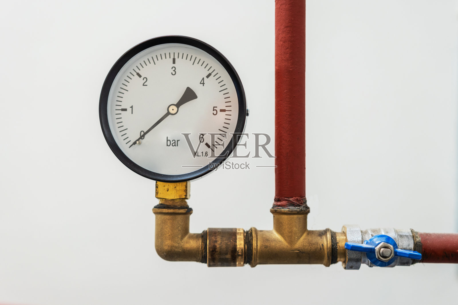 楼宇供热单位压力表及管道照片摄影图片