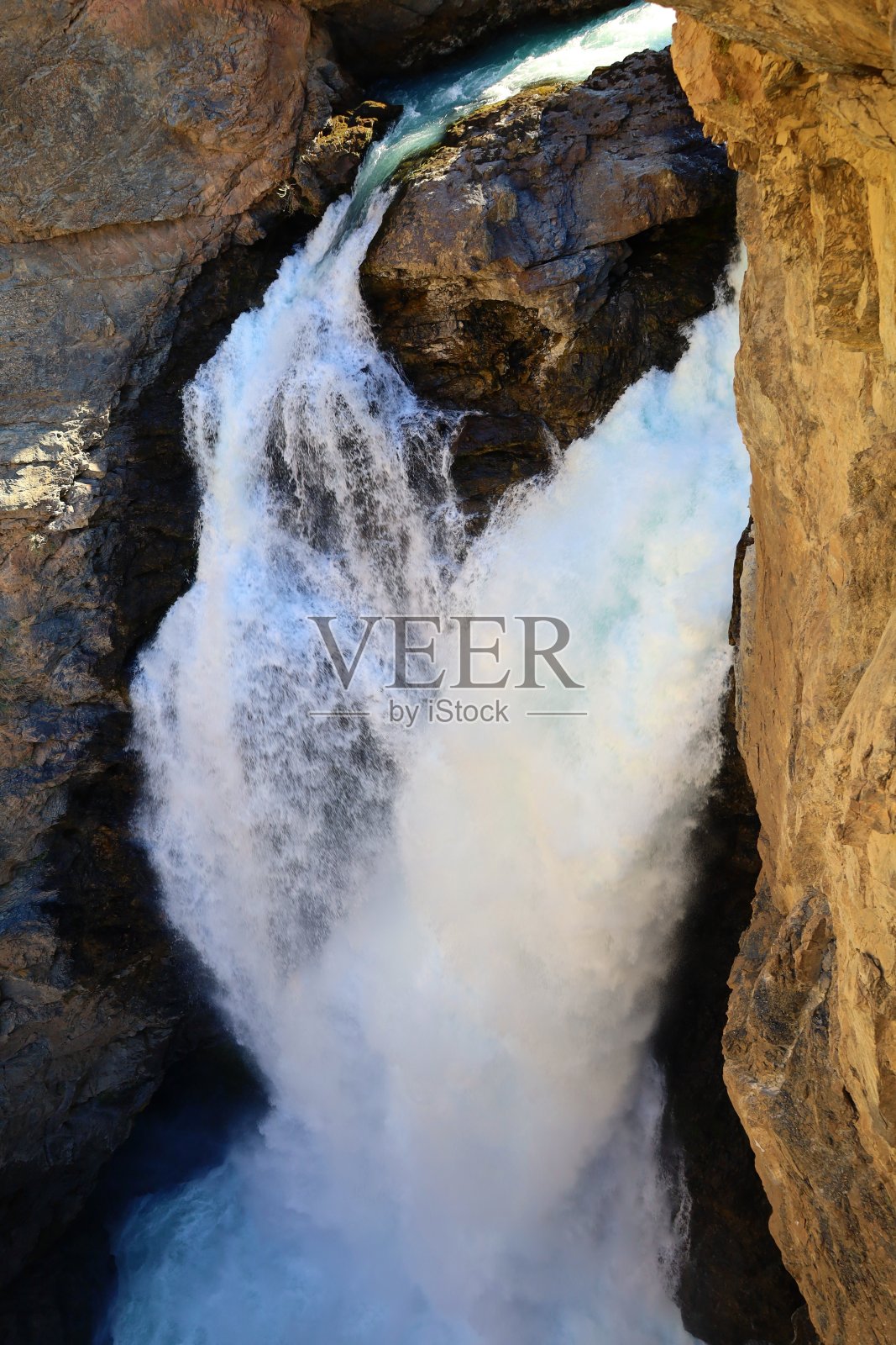 位于塔吉克斯坦的伊斯坎达库尔瀑布被称为范尼安尼亚加拉照片摄影图片