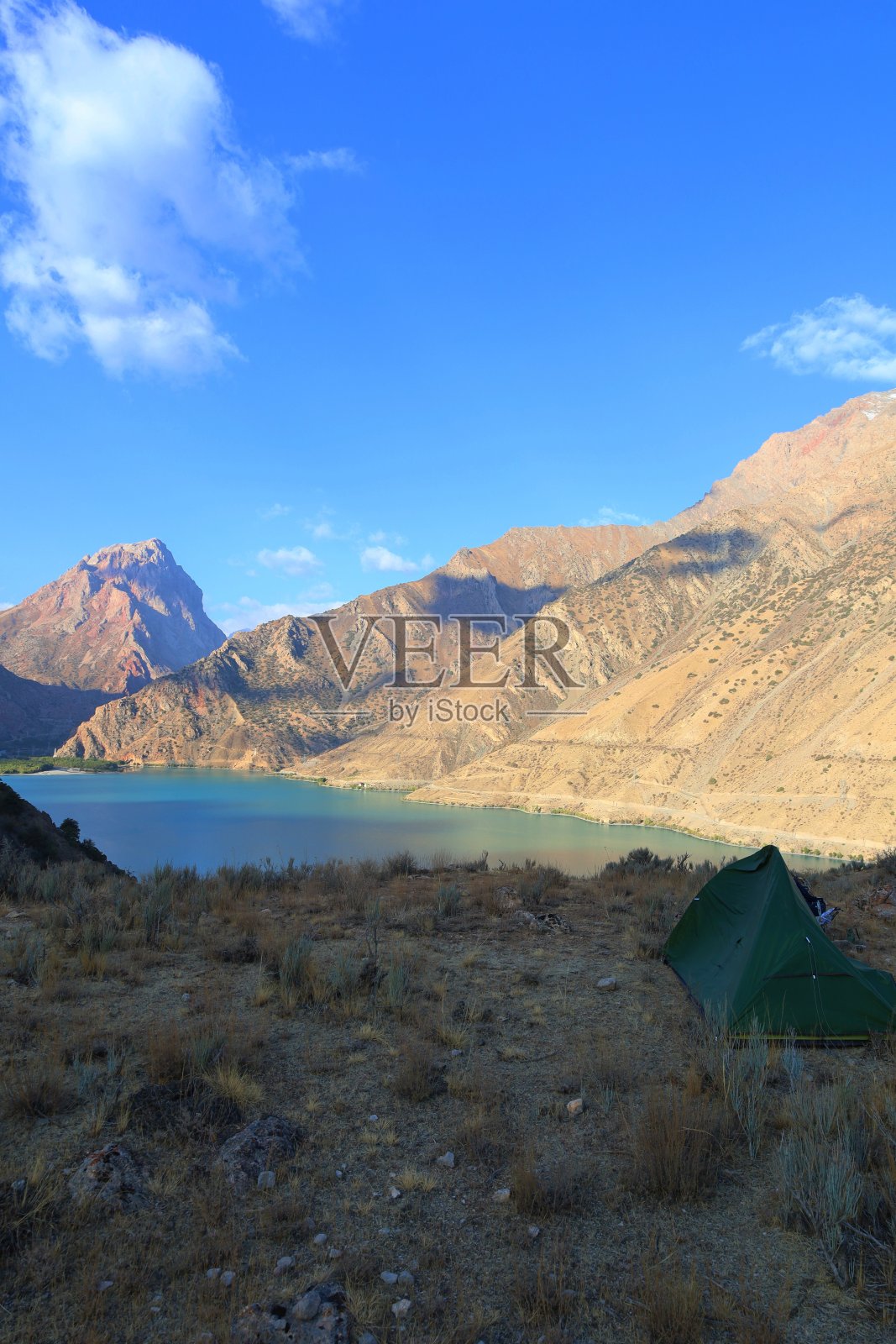 位于塔吉克斯坦苏格德Fann山脉的绿松石山Iskandarkul的露营景观照片摄影图片