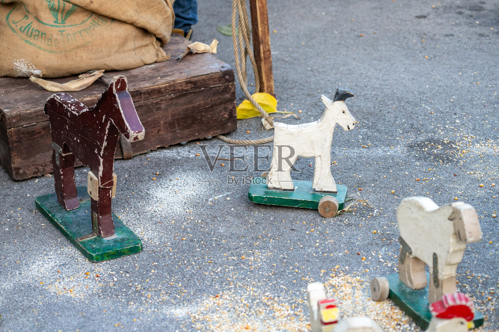 儿童玩具和肥皂的传统木雕照片摄影图片