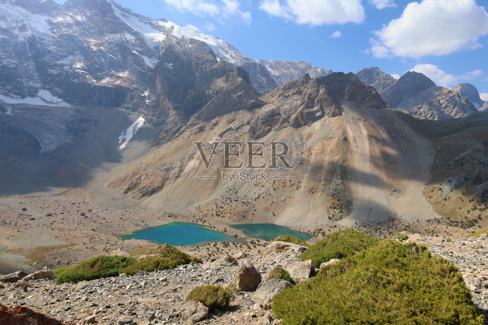 塔吉克斯坦范恩山脉，以钦塔尔加山为背景的钦塔尔加和库利卡隆湖鸟瞰图照片摄影图片