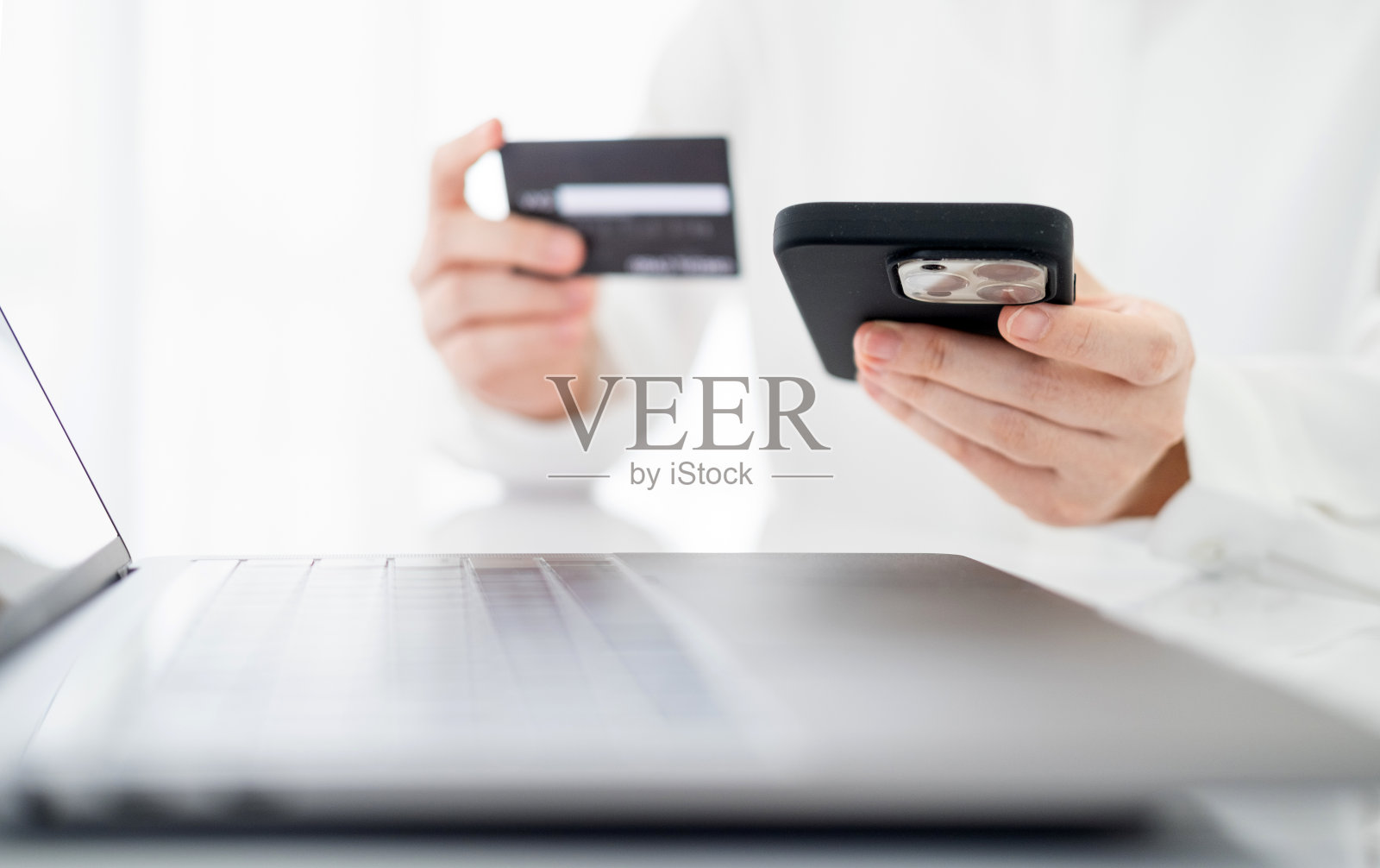 女性在家里用信用卡和智能手机。网上购物，网上银行，网上商店，支付，花钱，在商店电子商务支付，信用卡，概念照片摄影图片