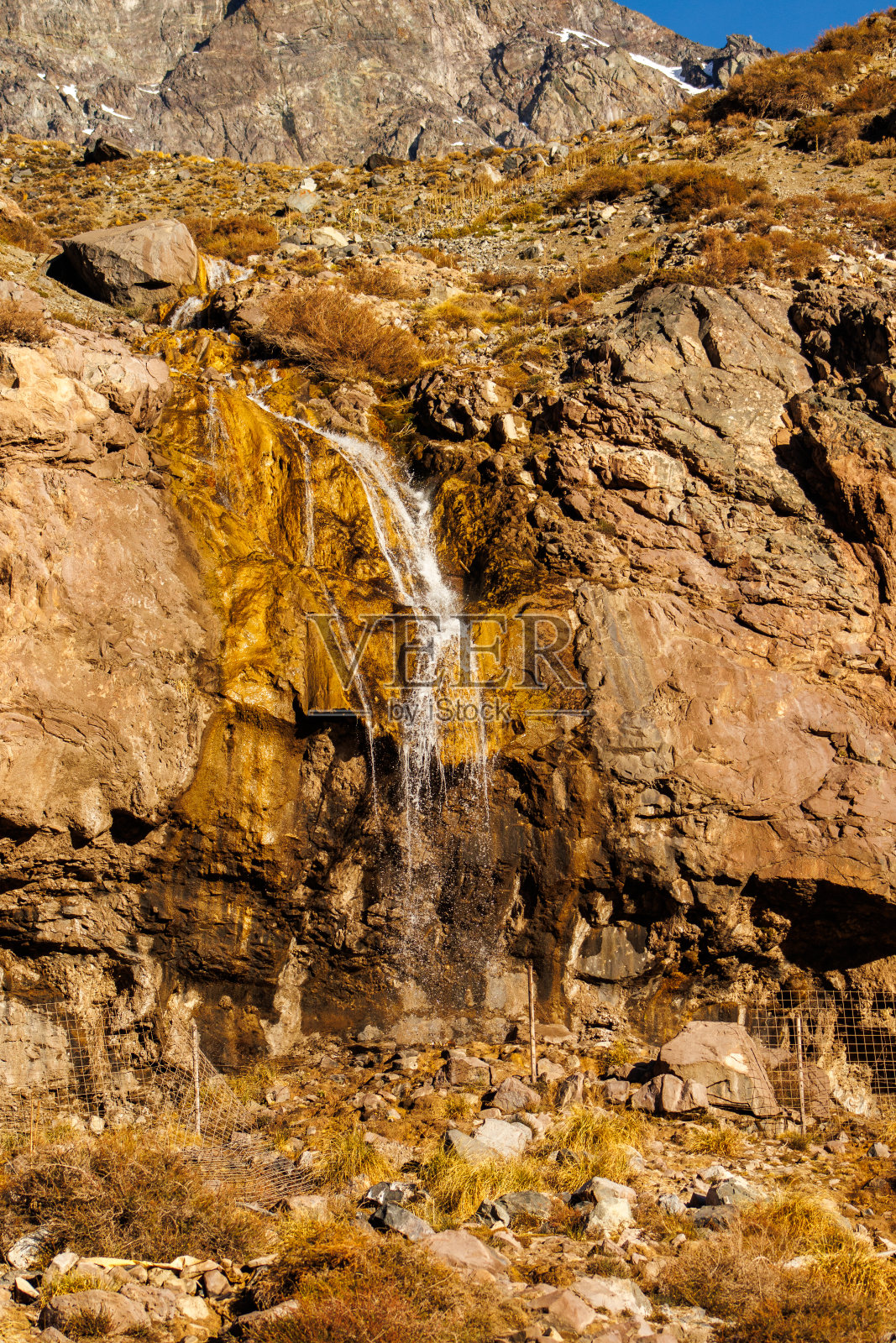 在与阿根廷和智利接壤的安第斯山脉中，道路与自然共存照片摄影图片