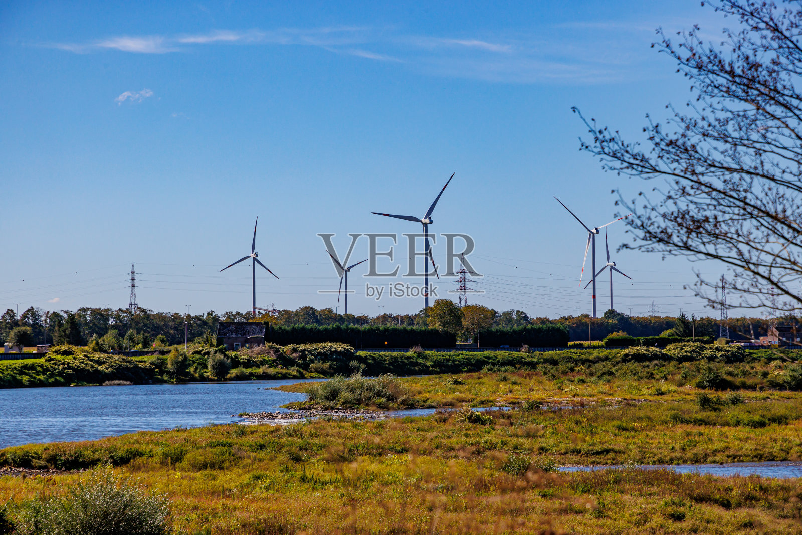 马斯河和比利时乡村的洪泛平原上有风车和电塔照片摄影图片