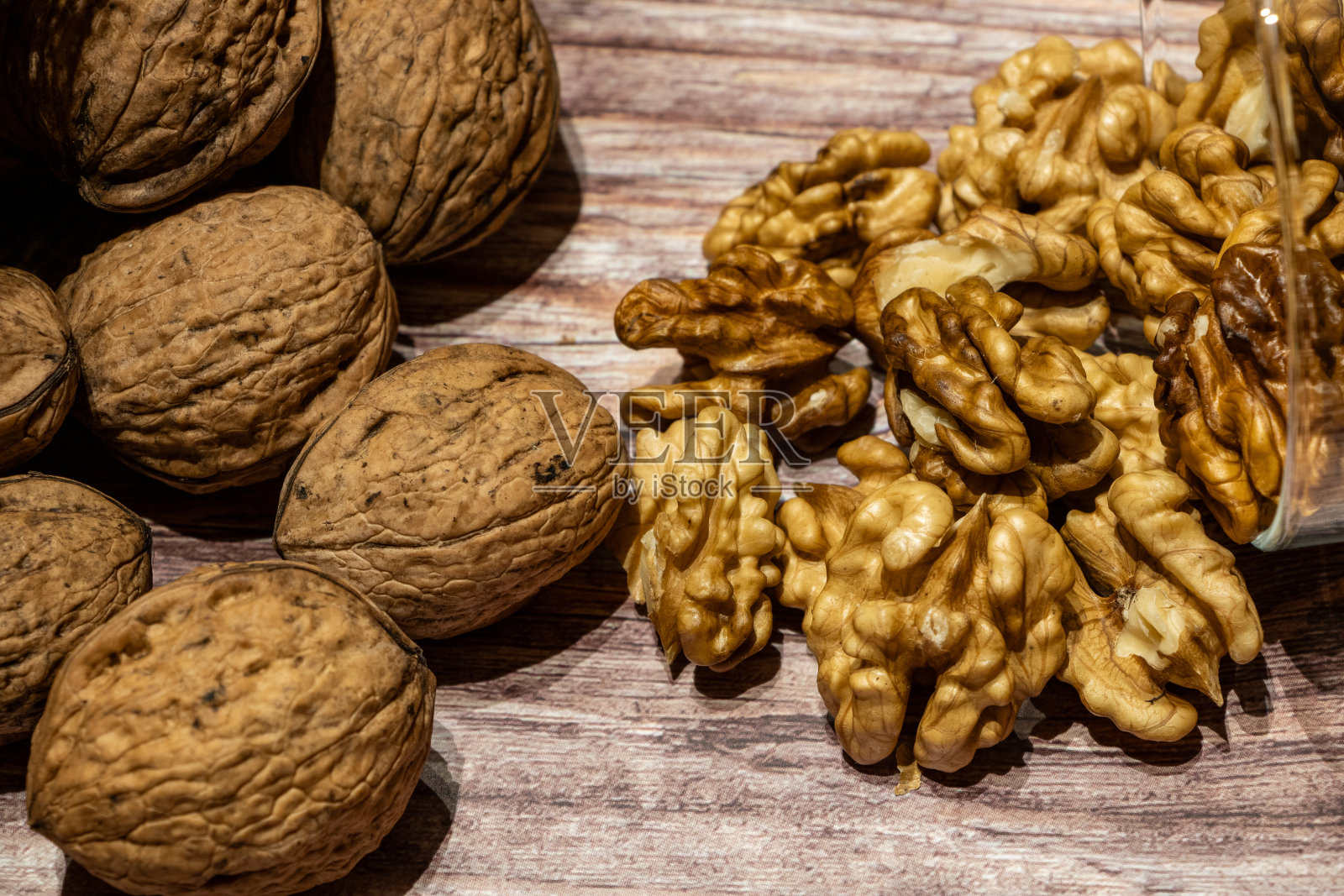 剥了皮的核桃，从桌子上的麻袋里取出来照片摄影图片