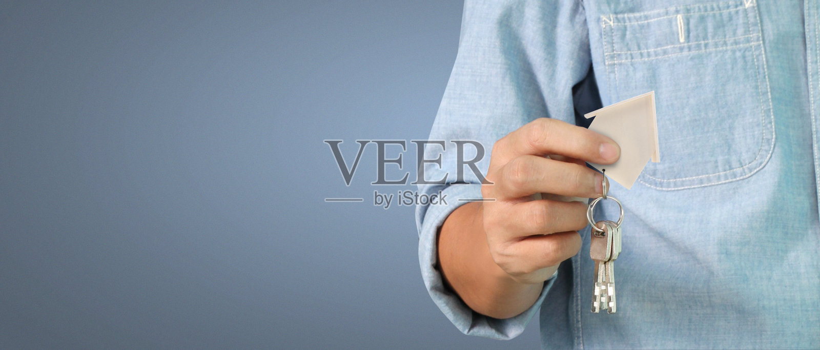 房地产经纪人手里拿着房子钥匙照片摄影图片