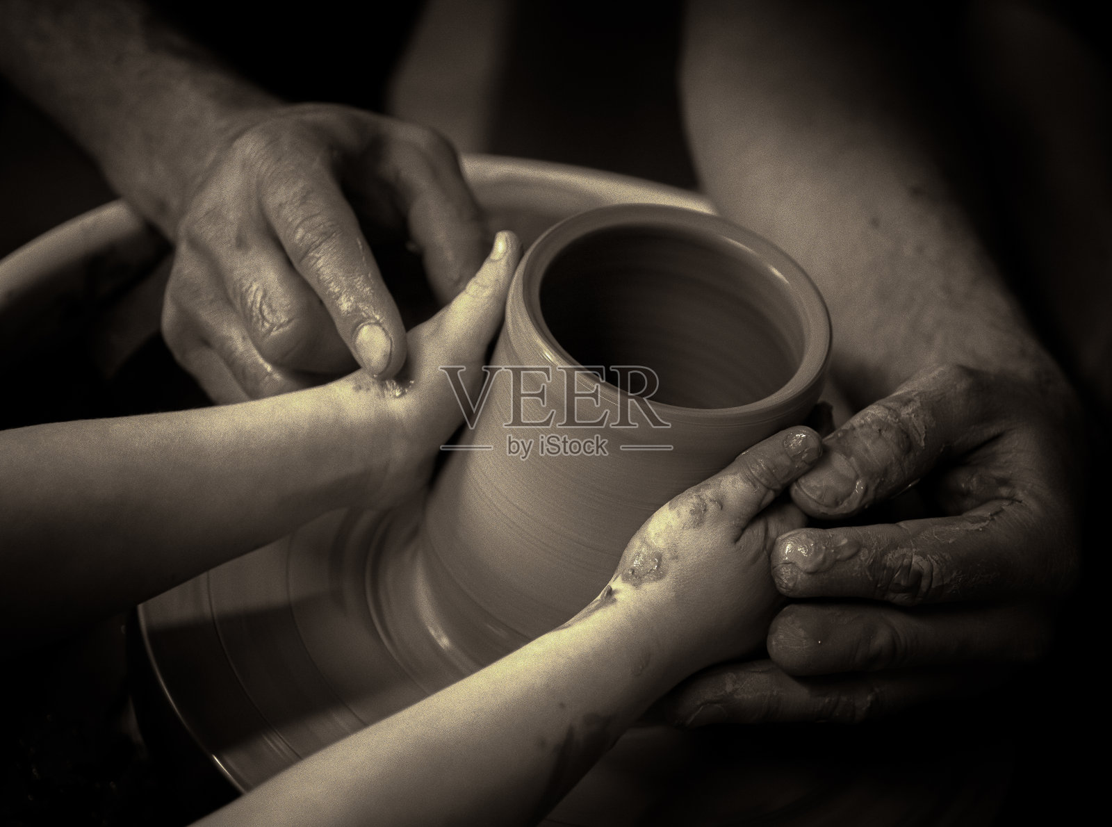 制作陶工转盘的残缺肖像照片摄影图片