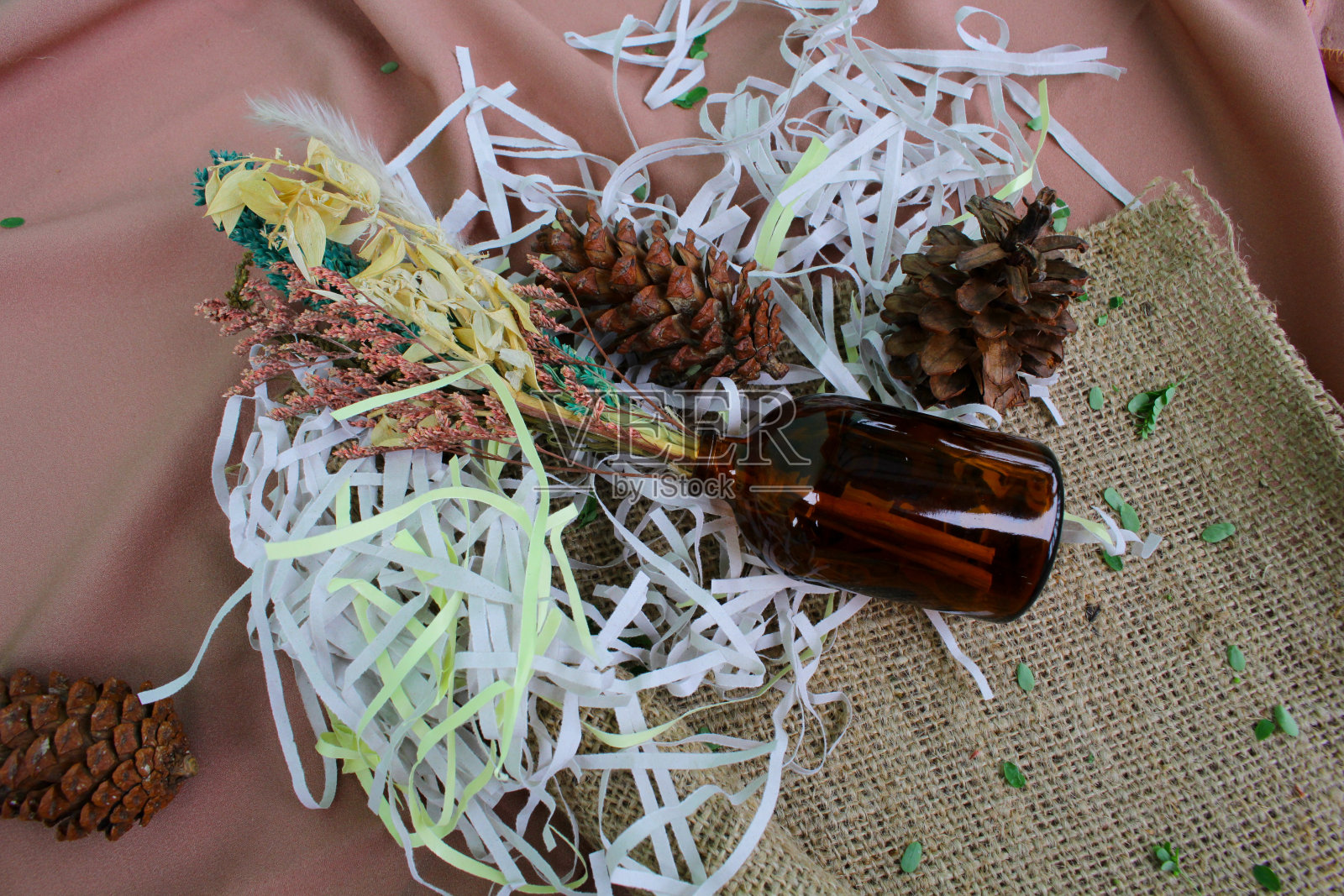 印度尼西亚日惹——2021年1月4日:一个装满干花的瓶子照片摄影图片