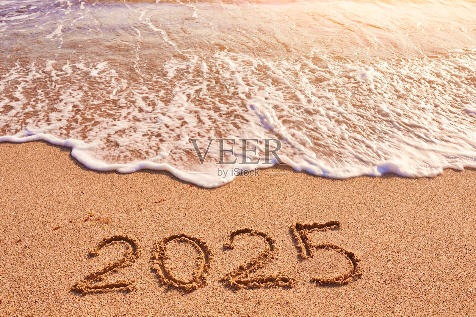 2025年写在沙滩上，在阳光明媚的日子里照片摄影图片