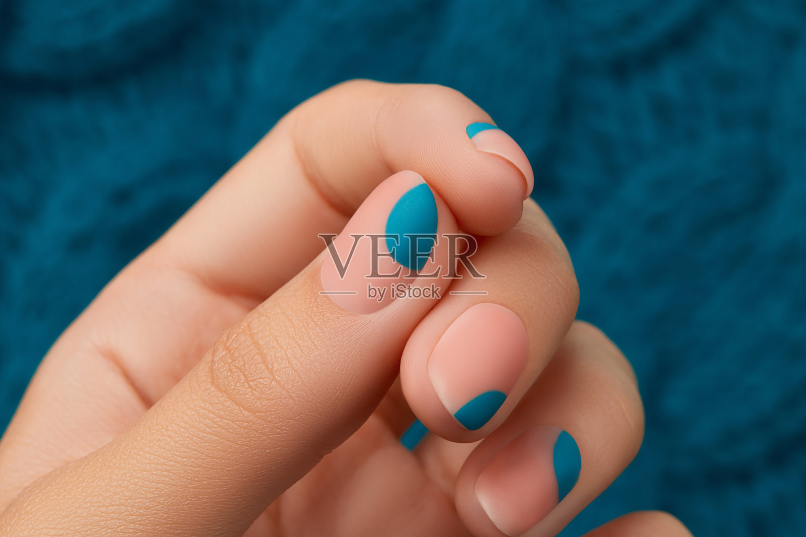 近距离观察针织织物上女人的手和夏日美甲。美甲设计趋势照片摄影图片