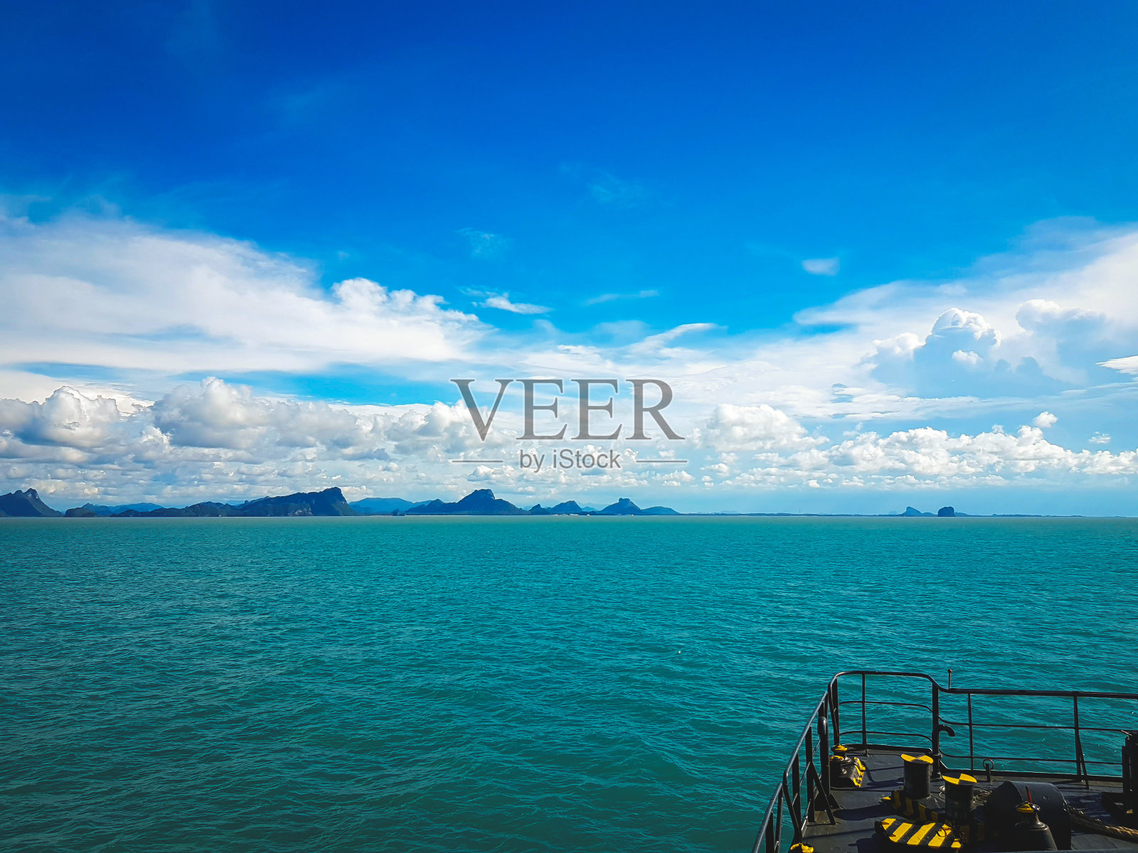 海与天，云，海，蓝与绿照片摄影图片