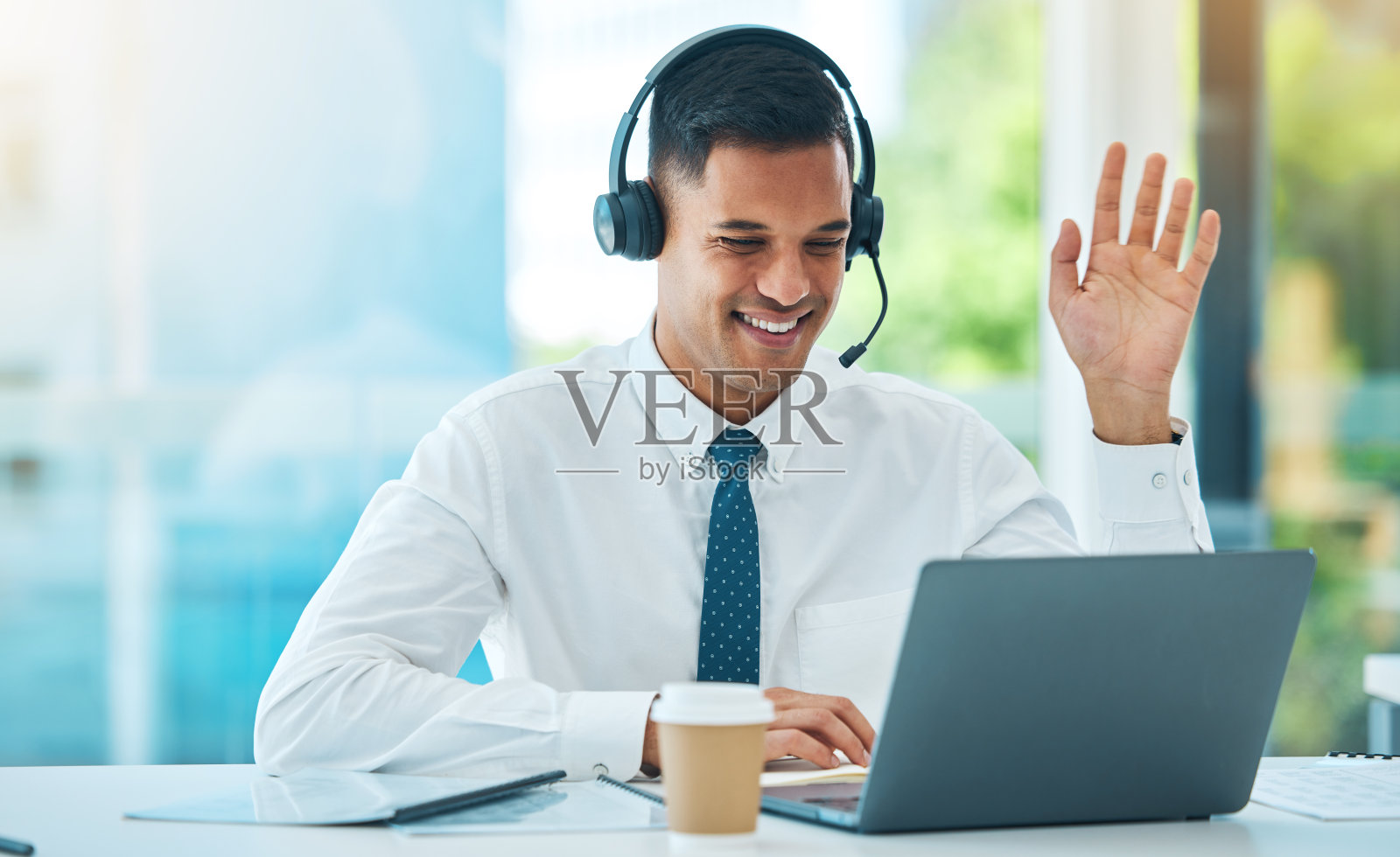 呼叫中心，笔记本电脑和城域网视频在客户服务，支持或帮助台办公室。网络会议沟通、咨询、电话营销等方面的销售代理照片摄影图片