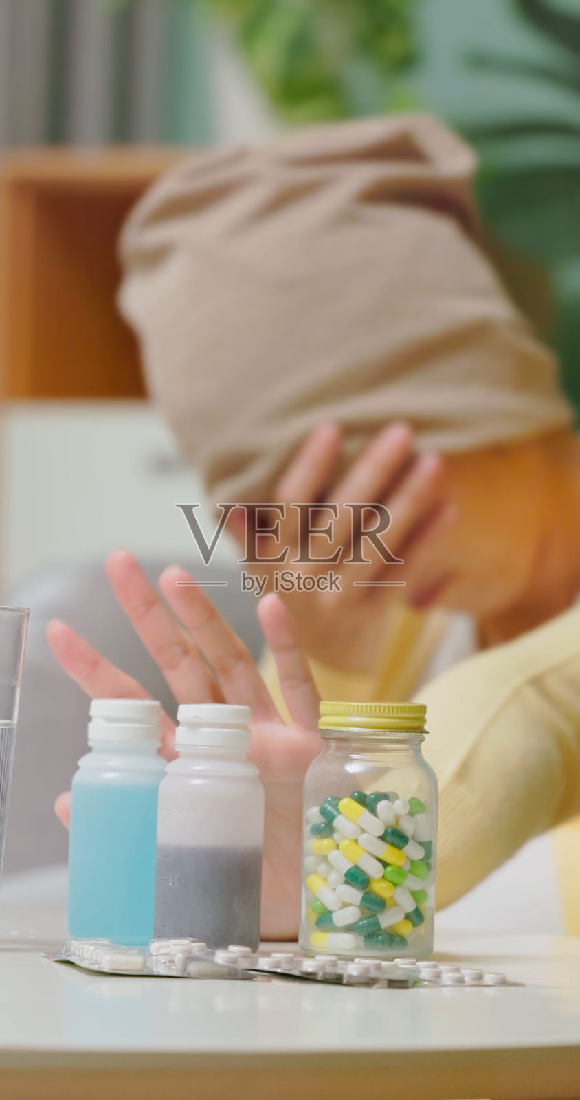 对药物感到厌烦的病人照片摄影图片