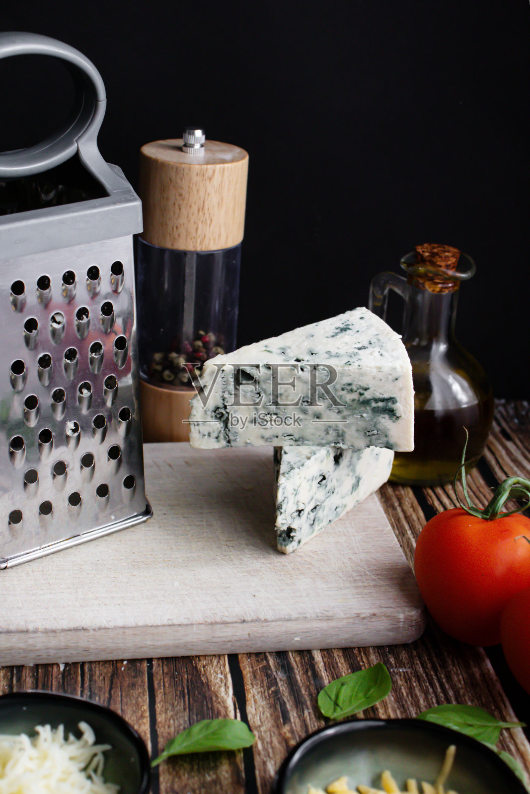 不同种类的奶酪。意大利菜。木制背景。照片摄影图片