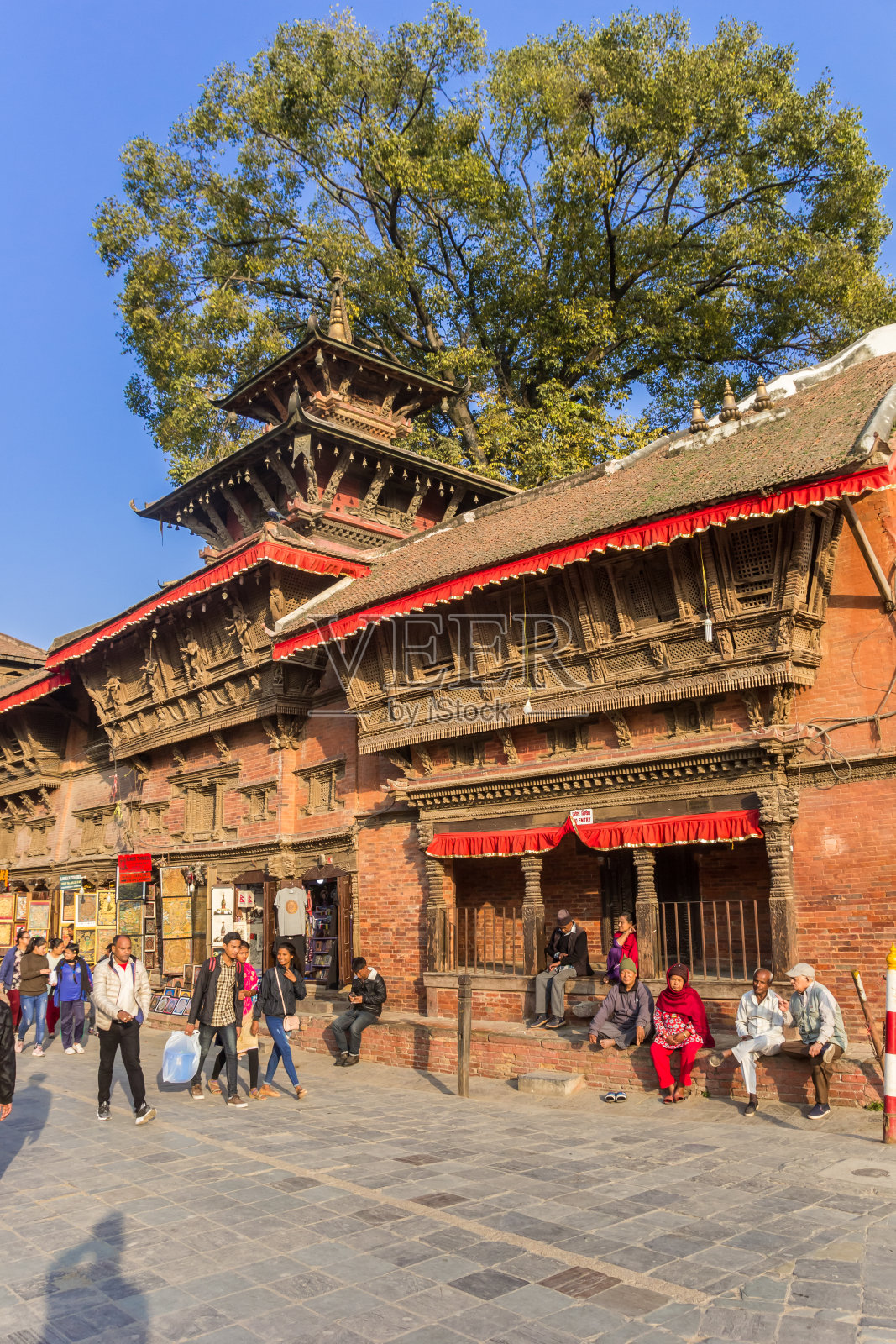 人们站在加德满都杜巴广场的历史建筑前照片摄影图片